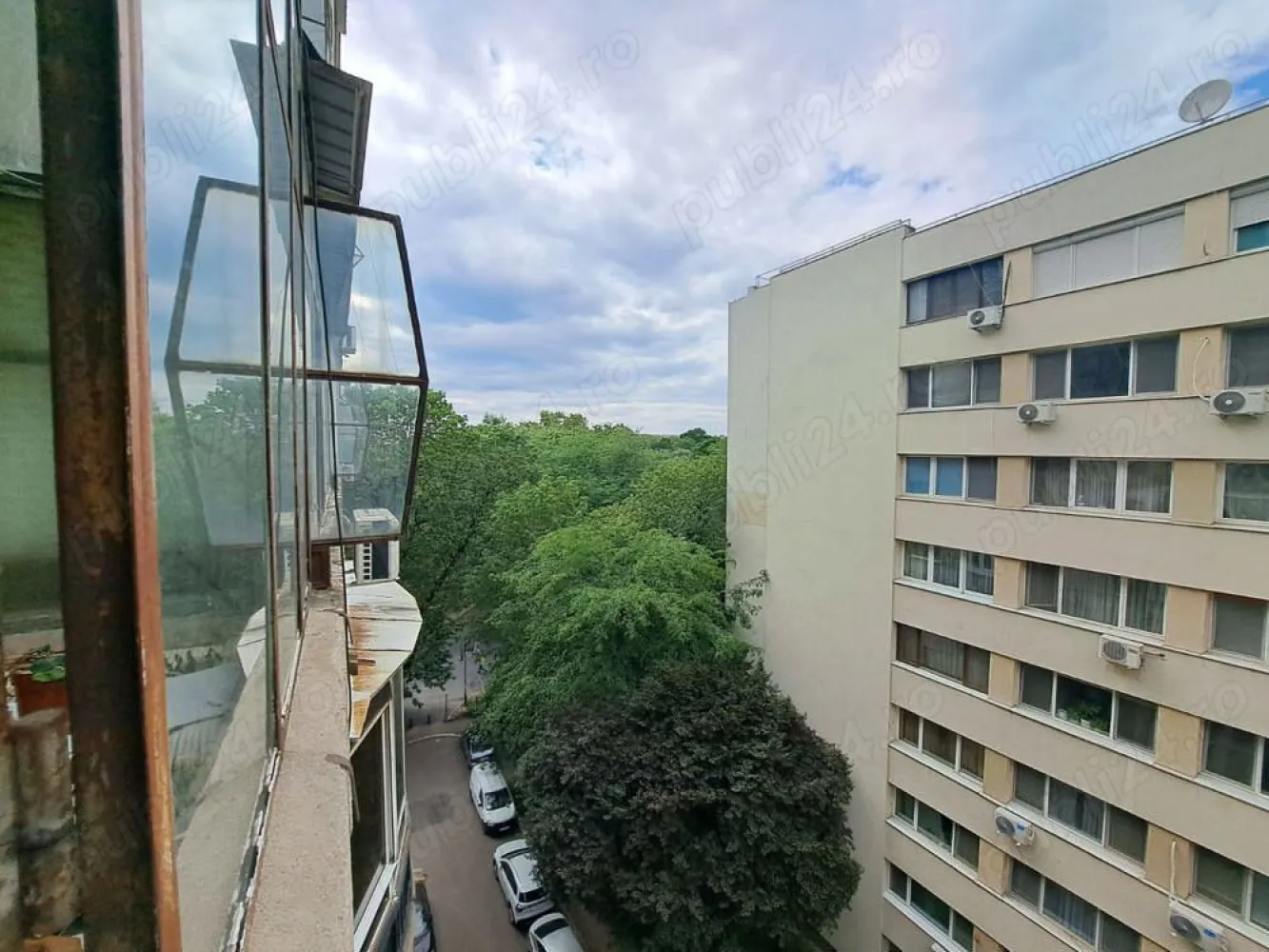 ap 4 cam - Cismigiu - De vanzare apartament 4 camere la intrarea in parcul Cismigiu (intrarea Victor Eftimiu 9), etajul 5 8
Suprafata utila 93.31mp (din care 6.12mp boxa situata la subsol)
Blocul are centrala termica proprie.
Imobil construit in 1936, consolidat in 1978.
Imobilul este incadrat in clasa RS1, inclus in programul de consolidare prin PNRR (estimat incepe lucrari consolidare 2024)
A FOST APROBATA DE CATRE PBM SUBVENTIONAREA a 70% DIN COSTUL CONSOLIDARII.
PROPRIETARII VOR PLATI DOAR 30%, ESALONAT 15 ANI, FARA DOBANDA