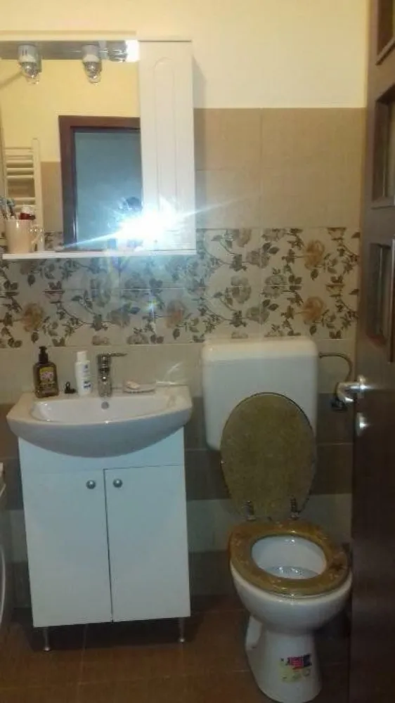 Apartament 2 camere -Aparatorii Patriei - Vand apartament cu 2 camere (living+bucatarie, dormitor, baie, balcon), suprafata de 43 mp+ suprafata indiviza de 15,68 mp, etaj 2, situat in Drumul Cretestilor nr. 98-98A (8 min de statia Aparatorii Patriei). Blocul are o singura scara, cu 5 apartamente pe nivel, avand doar 3 etaje, iar accesul pe strada se face prin bariera, in acest sens, nu există niciun fel de zgomot. Apartamentul a fost construit în 2017, este încadrat, costurile cu utilitatile sunt extrem de mici. Se vinde mobilat si utilat, exact ca in poze,locul de parcare inclus!, Pret de vânzare: 78.000 â‚Ź,usor negociabil.