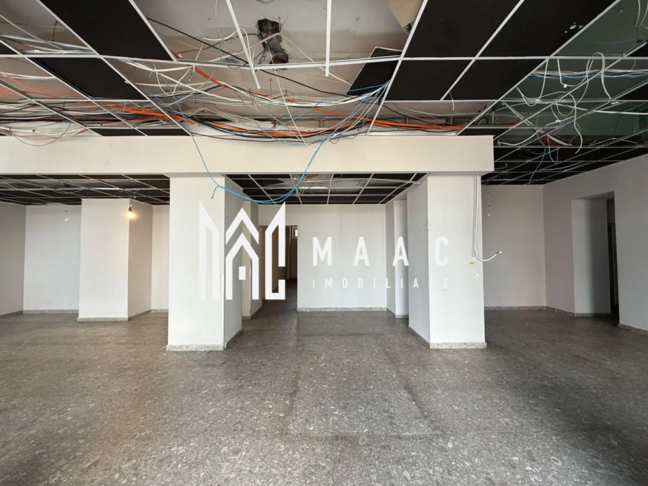 Spatiu comercial/birouri I VAD I Expunere I Mihai Viteazu - MAAC Imobiliare ofera spre inchiriere spatiu pretabil pentru activitati comerciale sau de birou, in zona Mihai Viteazu.

Spatiul este compartimentat astfel: o incapere spatioasa, la strada, patru incaperi mai mici, pretabile pentru arhiva/ depozit/ vestiar si un grup sanitar.

Disponibilitate imediata. Se inchiriaza pe o perioada de minim 12 luni. 

Se percepe garantie in cuantumul unei chirii lunare.

Pentru mai multe detalii va rugam specificati telefonic: CP2587361