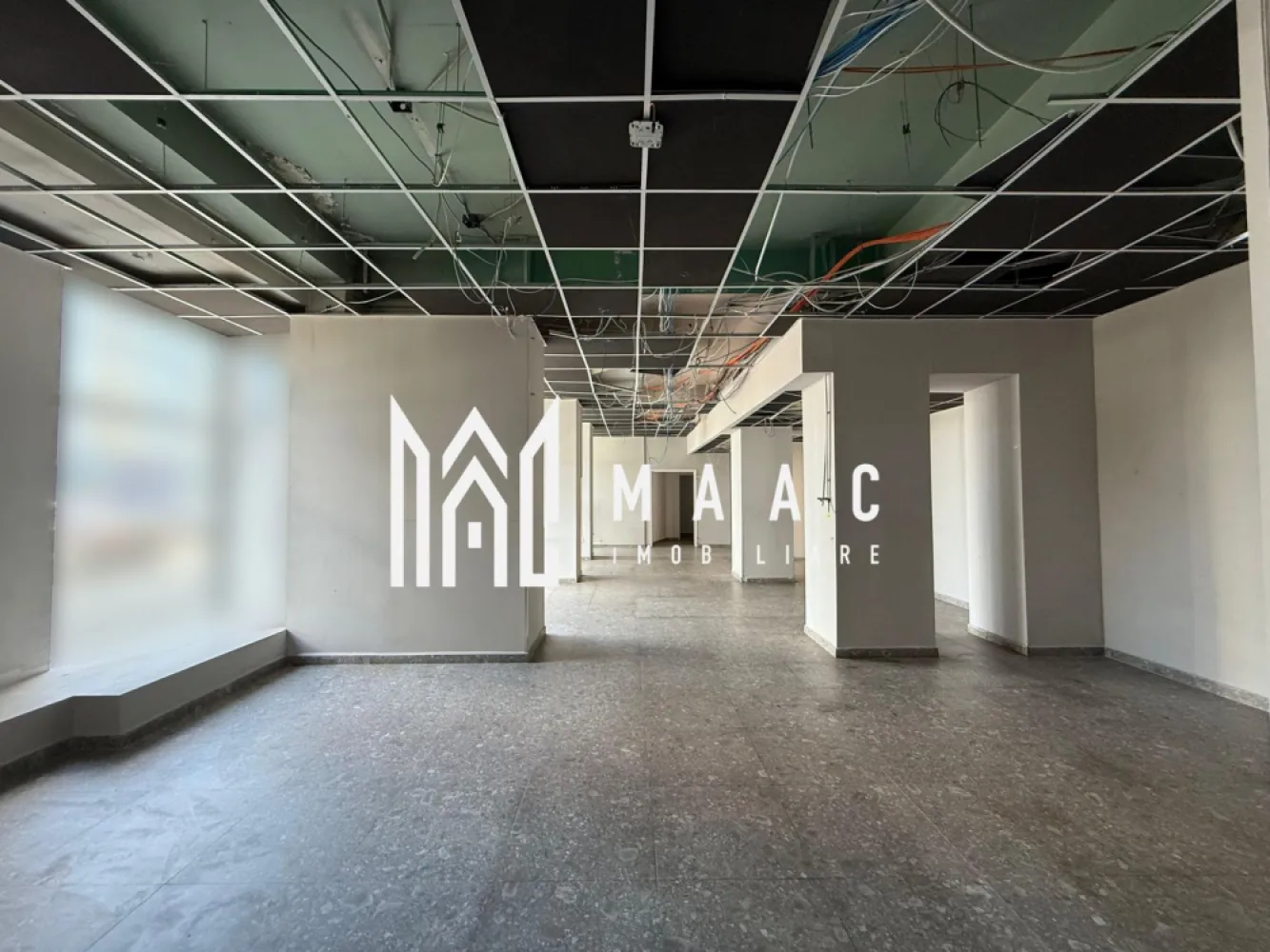 Spatiu comercial/birouri I VAD I Expunere I Mihai Viteazu - MAAC Imobiliare ofera spre inchiriere spatiu pretabil pentru activitati comerciale sau de birou, in zona Mihai Viteazu.

Spatiul este compartimentat astfel: o incapere spatioasa, la strada, patru incaperi mai mici, pretabile pentru arhiva/ depozit/ vestiar si un grup sanitar.

Disponibilitate imediata. Se inchiriaza pe o perioada de minim 12 luni. 

Se percepe garantie in cuantumul unei chirii lunare.

Pentru mai multe detalii va rugam specificati telefonic: CP2587361