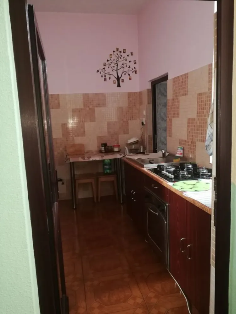 Grivita, pod Basarab - Proprietar vand casa de caramida, 3 camere, zona Grivita, metrou Basarab. Se vinde mobilata.