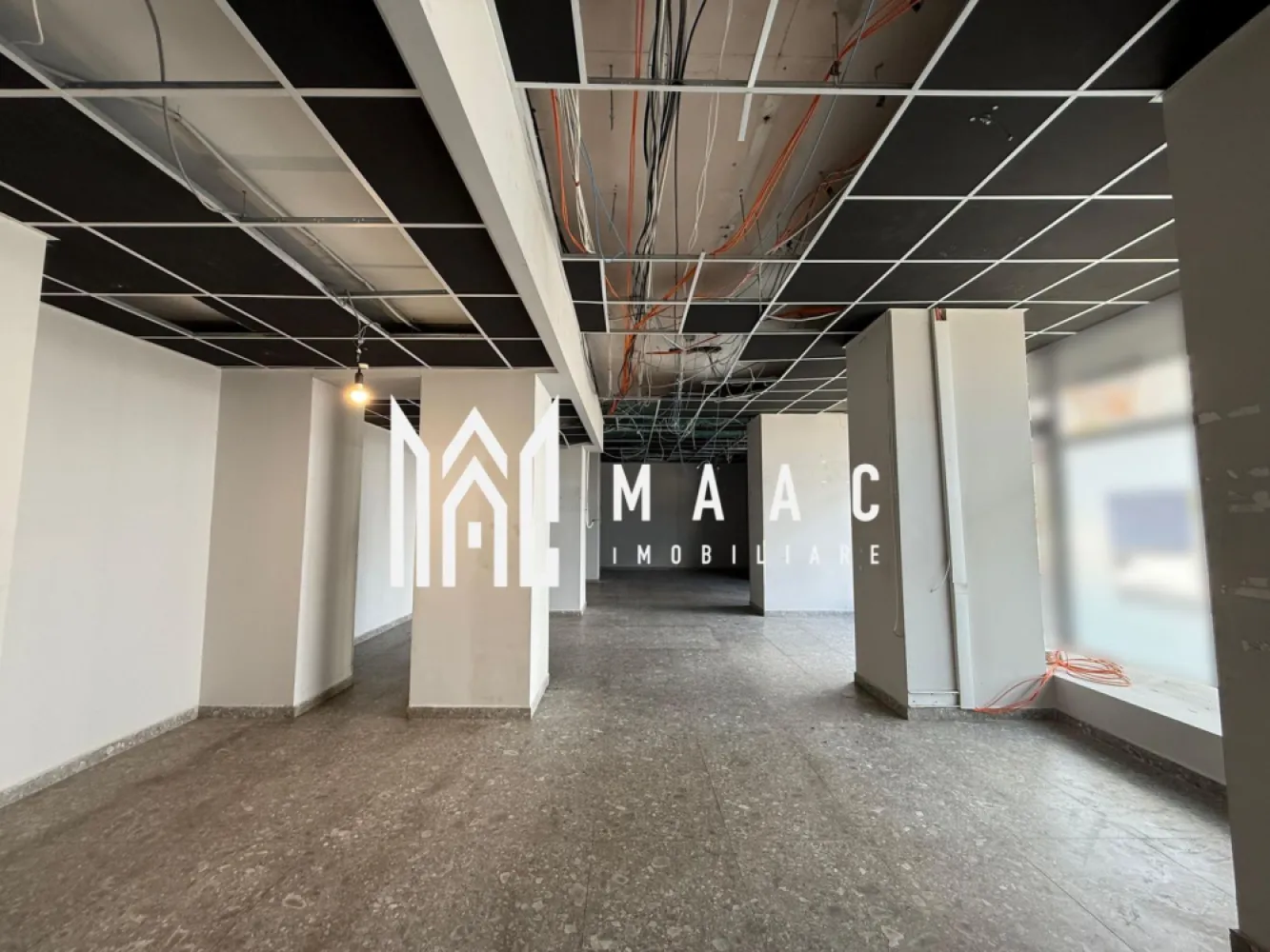 Spatiu comercial/birouri I VAD I Expunere I Mihai Viteazu - MAAC Imobiliare ofera spre inchiriere spatiu pretabil pentru activitati comerciale sau de birou, in zona Mihai Viteazu.

Spatiul este compartimentat astfel: o incapere spatioasa, la strada, patru incaperi mai mici, pretabile pentru arhiva/ depozit/ vestiar si un grup sanitar.

Disponibilitate imediata. Se inchiriaza pe o perioada de minim 12 luni. 

Se percepe garantie in cuantumul unei chirii lunare.

Pentru mai multe detalii va rugam specificati telefonic: CP2587361