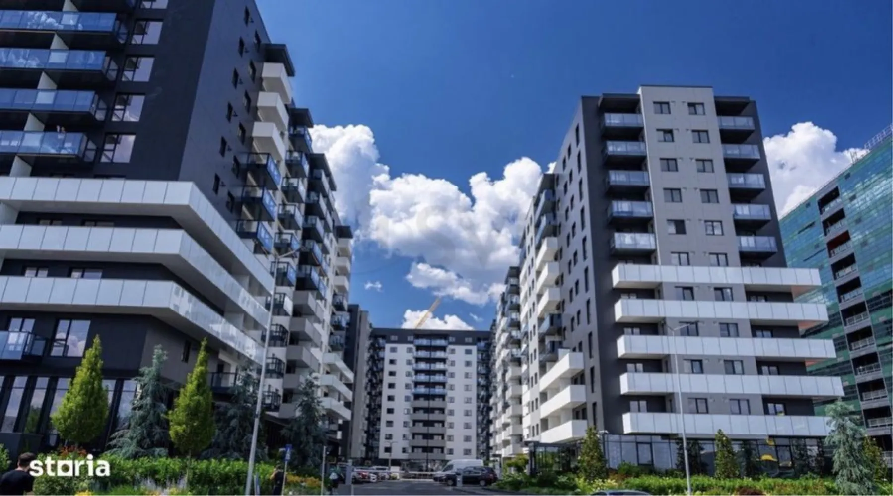 Apartament 3 camere | Cortina North | PROPIETAR | Pipera - PROPIETAR! Apartament 3 camere, situat vis-a-vis de Porche Nord Pipera in complexul rezidential premium Cortina North. 

Apartamentul este pe Faza 3 si este finalizat!

Pretul afisat este cu TVA inclus.

Se poate achizitiona si parcare la subteran -1

Apartamentul beneficiaza de una dintre cele mai bune pozitii, fiind situat in Corp C2, cu vedere spre exterior, la strada Campul Pipera (perpendiculara Bulevardului Pipera), neavand nicio cladire construita in fata, asadar este ferit de zgomotul traficului de pe bulevard.

Apartamentul se afla la etajul 1, este decomandat, si are o suprafata totala de 96.45 mp construiti si de 76.7 mp utili.

Beneficiaza de 2 grupuri sanitare (unul cu cada, iar celalalt cu cabina de dus), si un balcon foarte spatios (9.8 mp).

Suprafata UTILA de 76.7 mp a apartamentului este distribuita astfel:

- Living + Bucatarie: 23,5 mp

- Dormitor 1: 12,4 mp

- Dormitor 2: 16,8 mp

- Baie 1: 4,5 mp

- Baie 2: 3,3 mp

- Hol: 6,4 mp

- Balcon: 9,8 mp

Ansamblul Cortina North se afla in vecinatatea a doua mari supermarketuri: Lidl si Kaufland. De asemenea imobilul se situeaza in apropiere de statii STB, de statiile de metrou Aurel Vlaicu (Aviatiei) si Pipera (Dimitrie Pompei), in proximitatea viitorului Spital Metropolitan, precum si in apropiere de scoli, gradinite, si alte centre comerciale.

In plus, ansamblul Cortina North beneficiaza de amplasarea unui sens giratoriu conexat accesului in ansamblu ce asigura circulatia facila din ambele directii de circulatie ale Bulevardului Pipera.

Complexul rezidential Cortina North ofera un stil de viata premium, activ, sanatos si securizat, cu o paleta larga de facilitati unice in zona:

- centru Fitness si Wellness cu bazin de inot

- peste 1,5 km pista de alergare

- peste 10.000 mp de spatii verzi amenajate conform unui plan peisagistic integrat arhitecturii

- galerii comerciale dedicate

- parcari private subterane si supraterane

- acces controlat

- fatada ventilata, etc.

FINISAJE PREMIUM:

- fatada ventilata SwissPearl

- tamplarie Schuco cu geam tripan termoizolant,

- ceramica Porcelanosa

- obiecte sanitare Daniel Rubinetterie

- parchet calitate superioara

- usi de intrare securizate Pinum

- usi interioare Filomuro

- sisteme de iluminat led incastrate si la vedere, scafe, contur luminos ambiental.

- tavan barisol

DOTARI:

- centrala termica Ariston in condensatie, cu gaz;

- aer conditionat in fiecare camera, tip multisplit – LG;

- videointerfon;

- utilitati "ready to use” (racorduri individuale la gaze, curent electric, apa curenta, internet);

- aparatura electrica si cablaje pregatite pentru conexiunea TV si internet.