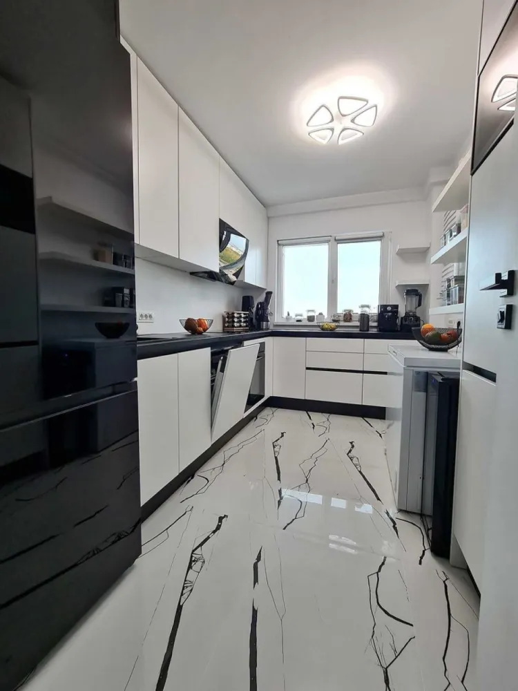 Proprietar Apartament 3 Camere Tineretului lux mobilat utilat parc - Proprietar, vand Apartament 3 Camere Lux, cu 2 bai si balcon spatios, in bloc reabilitat anul acesta, langa parcul Tineretului. Totul din el este nou, de calitate, si in garantie

Detalii:
1. Apartamentul a fost complet renovat, mobilat si utilat in 2023-2024. 
2. Sistem electric refacut complet, cu 12 canale si peste 80 corpuri prize si intrerupatoare (prize peste tot)
3. Instalatia sanitara refacuta complet
4. Centrala Gaz Visemann pt apa calda si caldura (debransat Distrigaz), cu control pe telefon
5. Termopane camere si balcon
6. Design tematic, facut de desginer, pereti tip caramida, parchet stejar, fara praguri si intreruperi, plinta ascunsa, iluminat smart cu control pe telefon
7. Toate cablurile (electric, TV, internet) si tevile (apa, incalzire, condens) sunt ascunse
8. Usi Porta Doors Hide, fara tocuri, cu inchidere magnetica
9. Apartament izolat fonic (nu se aude zgomotul de pe bulevard)
10. Bloc construit in 1984 si reabilitat anul acesta (2024) (eficient termoenergetic, cu terasa noua hidroizolata)
11. Etaj 8/8, cu vedere panoramica superba, fara blocuri in fata, si vedere spre est (soare dimineata)
12. Multiple parcari in fata blocului

Apartamentul se vinde mobilat si utilat:
1. Hol: usa intrare metalica 2 fete, dressing pe comanda din MDF, cu oglinda, sistem Gola, pantofar, iluminat control pe telefon
2. Bucatarie: mobila facuta pe comanda din MDF, sistem Gola, soft-close, gresie, masina de spalat vase
3. Baie mare: Cada Belform, WC incastrat Geberit, para bideu, baterie cascada, mobila, perete piatra naturala
4. Baie mica: Dus cu rigola, WC incastrat Geberit, para bideu, mobila
5. Living: comoda, masute cafea, etajere, aer conditionat Fujitsu control telefon, draperii opace, pereti cu model tip caramida, iluminat control pe telefon
6. Dormitor 1: pat 200x200 cu somiera metalica rabatabila si spatiu depozitare, noptiere pe comanda din MDF, aer conditionat Fujitsu smart control telefon, draperii opace
7. Dormitor 2: dulpa, pereti cu model tip caramida
8. Debara: usi din MDF pe comanda, etajere, racord/scurgeri masina de spalat si uscator
9. Balcon: inchis cu termopan, usa oscilorabatanta, centrala Viesmann

Adresa Calea Vacaresti nr 278, bloc DoctorTop
- Parc Tineretului: 1 min (100 metri)
- Palatul Copiilor: 3 min (300 metri)
- Metrou Mihai Bravu: 10 min (800 metri)
- Metrou Timpuri Noi: 13 min (1000 metri)