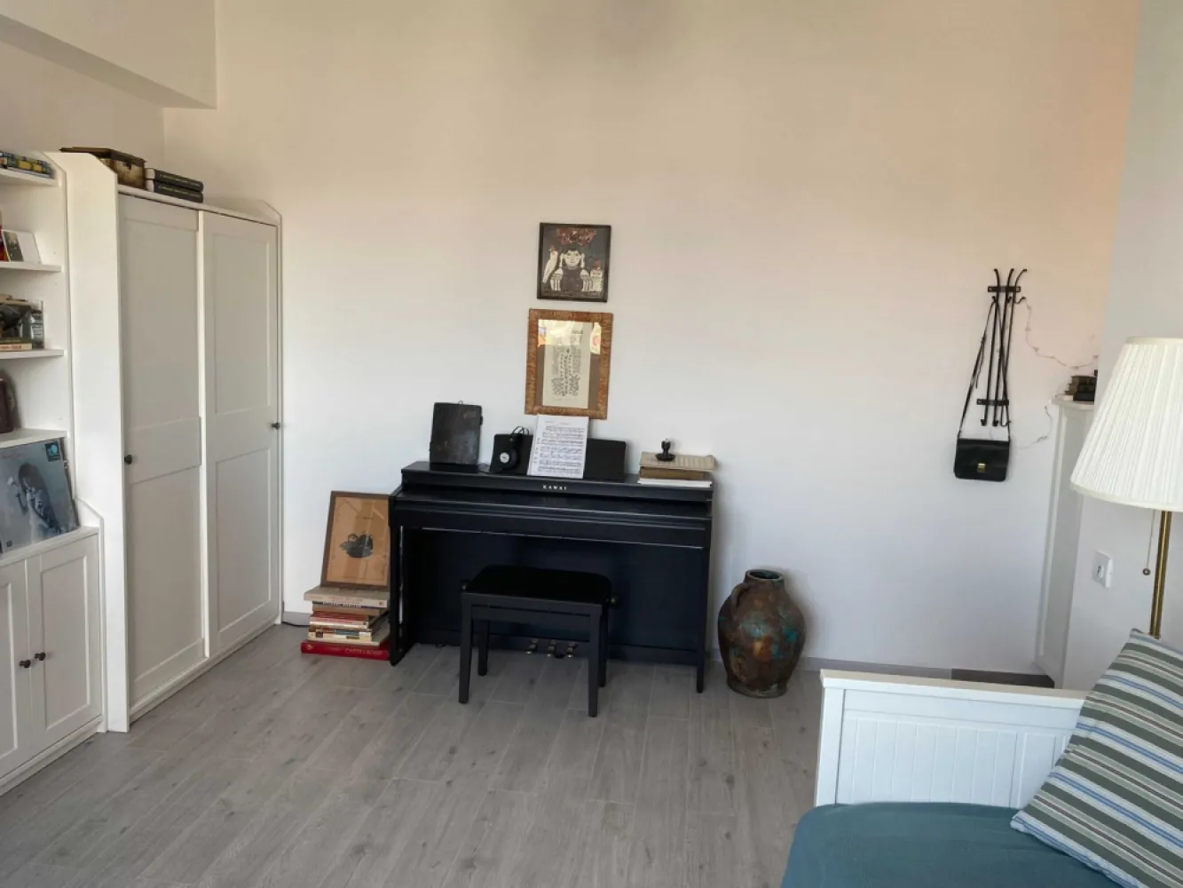 Garsoniera decomandata,Tineretului City,Vacaresti,2017,centrala pe gaz - Pretul vanzarii 92000 euro . Acesta este anuntul proprietarului.

Despre cladire
• Tineretului City- Bloc modern , dispune de cca 150 apartamente , garsoniere, 2 si 3 camere , boxe si locuri de parcare pe 3 niveluri, dat in folosinta in 2017. Are o fundatie foarte adanca, 3 niveluri de parcare subterana, acces prin 3 rampe distincte , bariere si porti automate, recunoastere automata numar inmatriculare, adapost antiatomic, stalpi si grinzi de beton armat, pereti despartitori din caramida.
• Senzori care pot detecta scurgerile de gaz sunt instalati la fiecare nivel .
• metrou Piata Sudului 7 min, , statie RATB , 30 m distanta. 
• Mall Sun Plaza – 2 min (este vis-à-vis) , Mega Image in apropiere 
• Situata in cea mai verde zona din Bucuresti: Parcul natural Delta Vacaresti este chiar vis-a-avis.
Parcul Tineretului , Parcul Lumea Copiilor, Parcul Oraselul Copiilor in apropiere 4-8 minute.

Cladirea este administrata profesionist prin firme care asigura:
• mentenanta sistemelor anti-incendiu ,lifturilor , curatenia interioara si exterioara, inregistrare si monitorizare video, contabilitatea, cenzorat
• Access in imobil cu interfon sau cheie magnetica.
• Camere de filmat sunt instalate peste tot , inclusiv in cele doua lifturi moderne.

Despre garsoniera 
• Situata la Etajul 10 din 11 ofera o vedere spectaculoasa la gradina Tudor Arghezi si cartierul de vile din zona Martisor, orientare S-V, apusul poate fi admirat zilnic. 
• Se vinde mobilata si utilata Ikea.
• Suprafata utila : ~33 mp 
• Camerele sunt foarte inalte, au 2.90 m inaltime, volumul de aer fiind mult sporit fata de apartamenetele obisnuite.
• Decomandata ( acces din hol la baie , bucatarie si camera)
• Costurile de intretinere a garsonierei sunt ~100 RON pe luna.
• Usa exterioara de metal, antiefractie cu inchidere in 5 puncte.
• Usi interioare noi Bella Casa (baie si bucatarie)
• Instalatii sanitare de tip PeX cu doua distribuitoare.
• Tamplarie cu profil pentacameral Veka - Germania cu feronerie Roto – Germania prevazute cu geamuri tip tripan Saint Gobain low-e
• Centrala termica Immergas Italia 
Camera:
• Suprafata camerei este generoasa avand 16.15 mp , aer conditionat Bosch silentions instalat anul trecut, mobilata Ikea.
Partea electrica:
3 prize + priza retea, TV pe peretele unde se vede patul, 2 prize duble in spatele bibliotecilor.

Baie :
• Decomandata , access din hol , 6.20 mp , obiecte sanitare Roca . Baia este pregatita pentru masina de spalat si eventual uscator separat , avand atat spatiu dedicat cat si infrastructura necesara compusa din 2 prize dedicate , alimentare apa rece si scurgere special pentru masina de spalat. 
Se poate monta bideu (eventual marca Roca) deoarece exista separat robineti apa calda si apa rece cat si scurgere ( pozitia acestora este in zona unde este acel taburet - vezi poze baie) , totul fiind functional.
Exista alte doua prize cu protectie pentru uscator sau alte aparate , in proximitatea chiuvetei.
Este montat si ventilator (tirajul aerului fiind foarte puternic se pare ca nu e nevoie de utilizarea sa).

Bucatarie:
• Decomandata, access din hol (avantajele unei bucatarii decomandate si inchise , cu aerisire naturala sunt nenumarate). 
• Suprafata generoasa 7.26 mp 
• Vedere superba la gradina Tudor Arghezi si cartierul de vile din zona Martisor.
Partea electrica: 2 prize in zona centralei , 2 prize pentru plita si cuptor, 2 prize nivel superior , 2 prize in spatele frigiderului, 2 prize in zona de lucru a blatului, 2 prize sub masa mobila , 2 prize in zona de lectura si inca 2 prize cum intri in bucatarie pe peretele din dreapta.

Hol:
• Suprafata: 3.17 mp . Pardoseala: Gresie gri (la fel ca in bucatarie )
• Mobilat Ikea
Partea electrica: panou electric + doua prize - alimentare media convertor si inca una de rezerva.