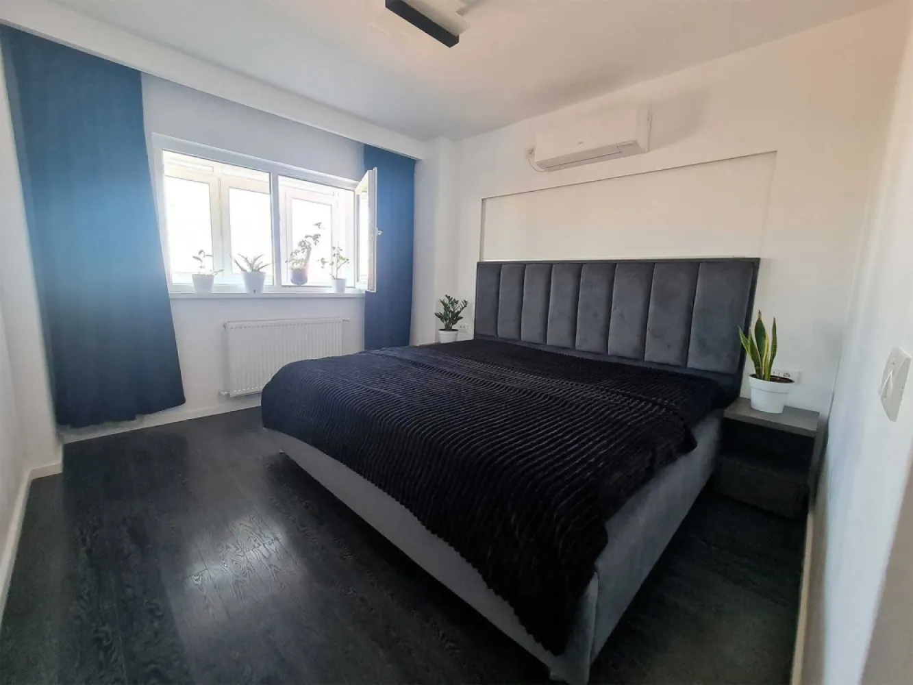 Proprietar Apartament 3 Camere Tineretului lux mobilat utilat parc - Proprietar, vand Apartament 3 Camere Lux, cu 2 bai si balcon spatios, in bloc reabilitat anul acesta, langa parcul Tineretului. Totul din el este nou, de calitate, si in garantie

Detalii:
1. Apartamentul a fost complet renovat, mobilat si utilat in 2023-2024. 
2. Sistem electric refacut complet, cu 12 canale si peste 80 corpuri prize si intrerupatoare (prize peste tot)
3. Instalatia sanitara refacuta complet
4. Centrala Gaz Visemann pt apa calda si caldura (debransat Distrigaz), cu control pe telefon
5. Termopane camere si balcon
6. Design tematic, facut de desginer, pereti tip caramida, parchet stejar, fara praguri si intreruperi, plinta ascunsa, iluminat smart cu control pe telefon
7. Toate cablurile (electric, TV, internet) si tevile (apa, incalzire, condens) sunt ascunse
8. Usi Porta Doors Hide, fara tocuri, cu inchidere magnetica
9. Apartament izolat fonic (nu se aude zgomotul de pe bulevard)
10. Bloc construit in 1984 si reabilitat anul acesta (2024) (eficient termoenergetic, cu terasa noua hidroizolata)
11. Etaj 8/8, cu vedere panoramica superba, fara blocuri in fata, si vedere spre est (soare dimineata)
12. Multiple parcari in fata blocului

Apartamentul se vinde mobilat si utilat:
1. Hol: usa intrare metalica 2 fete, dressing pe comanda din MDF, cu oglinda, sistem Gola, pantofar, iluminat control pe telefon
2. Bucatarie: mobila facuta pe comanda din MDF, sistem Gola, soft-close, gresie, masina de spalat vase
3. Baie mare: Cada Belform, WC incastrat Geberit, para bideu, baterie cascada, mobila, perete piatra naturala
4. Baie mica: Dus cu rigola, WC incastrat Geberit, para bideu, mobila
5. Living: comoda, masute cafea, etajere, aer conditionat Fujitsu control telefon, draperii opace, pereti cu model tip caramida, iluminat control pe telefon
6. Dormitor 1: pat 200x200 cu somiera metalica rabatabila si spatiu depozitare, noptiere pe comanda din MDF, aer conditionat Fujitsu smart control telefon, draperii opace
7. Dormitor 2: dulpa, pereti cu model tip caramida
8. Debara: usi din MDF pe comanda, etajere, racord/scurgeri masina de spalat si uscator
9. Balcon: inchis cu termopan, usa oscilorabatanta, centrala Viesmann

Adresa Calea Vacaresti nr 278, bloc DoctorTop
- Parc Tineretului: 1 min (100 metri)
- Palatul Copiilor: 3 min (300 metri)
- Metrou Mihai Bravu: 10 min (800 metri)
- Metrou Timpuri Noi: 13 min (1000 metri)