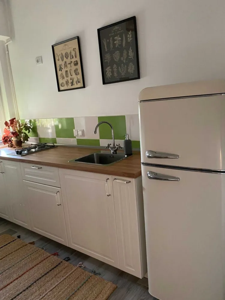 Garsoniera decomandata,Tineretului City,Vacaresti,2017,centrala pe gaz - Pretul vanzarii 92000 euro . Acesta este anuntul proprietarului.

Despre cladire
• Tineretului City- Bloc modern , dispune de cca 150 apartamente , garsoniere, 2 si 3 camere , boxe si locuri de parcare pe 3 niveluri, dat in folosinta in 2017. Are o fundatie foarte adanca, 3 niveluri de parcare subterana, acces prin 3 rampe distincte , bariere si porti automate, recunoastere automata numar inmatriculare, adapost antiatomic, stalpi si grinzi de beton armat, pereti despartitori din caramida.
• Senzori care pot detecta scurgerile de gaz sunt instalati la fiecare nivel .
• metrou Piata Sudului 7 min, , statie RATB , 30 m distanta. 
• Mall Sun Plaza – 2 min (este vis-à-vis) , Mega Image in apropiere 
• Situata in cea mai verde zona din Bucuresti: Parcul natural Delta Vacaresti este chiar vis-a-avis.
Parcul Tineretului , Parcul Lumea Copiilor, Parcul Oraselul Copiilor in apropiere 4-8 minute.

Cladirea este administrata profesionist prin firme care asigura:
• mentenanta sistemelor anti-incendiu ,lifturilor , curatenia interioara si exterioara, inregistrare si monitorizare video, contabilitatea, cenzorat
• Access in imobil cu interfon sau cheie magnetica.
• Camere de filmat sunt instalate peste tot , inclusiv in cele doua lifturi moderne.

Despre garsoniera 
• Situata la Etajul 10 din 11 ofera o vedere spectaculoasa la gradina Tudor Arghezi si cartierul de vile din zona Martisor, orientare S-V, apusul poate fi admirat zilnic. 
• Se vinde mobilata si utilata Ikea.
• Suprafata utila : ~33 mp 
• Camerele sunt foarte inalte, au 2.90 m inaltime, volumul de aer fiind mult sporit fata de apartamenetele obisnuite.
• Decomandata ( acces din hol la baie , bucatarie si camera)
• Costurile de intretinere a garsonierei sunt ~100 RON pe luna.
• Usa exterioara de metal, antiefractie cu inchidere in 5 puncte.
• Usi interioare noi Bella Casa (baie si bucatarie)
• Instalatii sanitare de tip PeX cu doua distribuitoare.
• Tamplarie cu profil pentacameral Veka - Germania cu feronerie Roto – Germania prevazute cu geamuri tip tripan Saint Gobain low-e
• Centrala termica Immergas Italia 
Camera:
• Suprafata camerei este generoasa avand 16.15 mp , aer conditionat Bosch silentions instalat anul trecut, mobilata Ikea.
Partea electrica:
3 prize + priza retea, TV pe peretele unde se vede patul, 2 prize duble in spatele bibliotecilor.

Baie :
• Decomandata , access din hol , 6.20 mp , obiecte sanitare Roca . Baia este pregatita pentru masina de spalat si eventual uscator separat , avand atat spatiu dedicat cat si infrastructura necesara compusa din 2 prize dedicate , alimentare apa rece si scurgere special pentru masina de spalat. 
Se poate monta bideu (eventual marca Roca) deoarece exista separat robineti apa calda si apa rece cat si scurgere ( pozitia acestora este in zona unde este acel taburet - vezi poze baie) , totul fiind functional.
Exista alte doua prize cu protectie pentru uscator sau alte aparate , in proximitatea chiuvetei.
Este montat si ventilator (tirajul aerului fiind foarte puternic se pare ca nu e nevoie de utilizarea sa).

Bucatarie:
• Decomandata, access din hol (avantajele unei bucatarii decomandate si inchise , cu aerisire naturala sunt nenumarate). 
• Suprafata generoasa 7.26 mp 
• Vedere superba la gradina Tudor Arghezi si cartierul de vile din zona Martisor.
Partea electrica: 2 prize in zona centralei , 2 prize pentru plita si cuptor, 2 prize nivel superior , 2 prize in spatele frigiderului, 2 prize in zona de lucru a blatului, 2 prize sub masa mobila , 2 prize in zona de lectura si inca 2 prize cum intri in bucatarie pe peretele din dreapta.

Hol:
• Suprafata: 3.17 mp . Pardoseala: Gresie gri (la fel ca in bucatarie )
• Mobilat Ikea
Partea electrica: panou electric + doua prize - alimentare media convertor si inca una de rezerva.