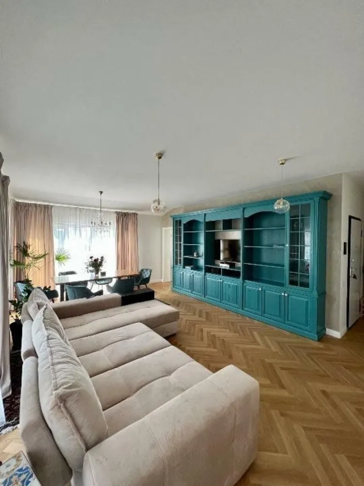 Apartament cu 3 camere in Aviatiei - Apartamentul se află într-un bloc intim, cu 9 apartamente, finalizat în anul 2020. Are 3 camere: un living mare cu zona de luat masa şi o zonă de realaxare, doua dormitoare, dintre care unul cu baie proprie. Terasa apartamentului are 62 de mp şi oferă o privelişte spectaculoasă. Finisajele sunt de cea mai bună calitate. Locuinţa dispune de două locuri de parcare, la subsol şi de o boxă .