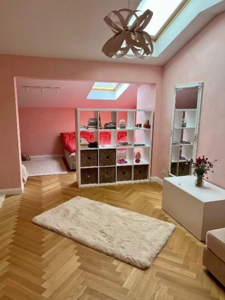 Apartament cu 3 camere in Aviatiei - Apartamentul se află într-un bloc intim, cu 9 apartamente, finalizat în anul 2020. Are 3 camere: un living mare cu zona de luat masa şi o zonă de realaxare, doua dormitoare, dintre care unul cu baie proprie. Terasa apartamentului are 62 de mp şi oferă o privelişte spectaculoasă. Finisajele sunt de cea mai bună calitate. Locuinţa dispune de două locuri de parcare, la subsol şi de o boxă .