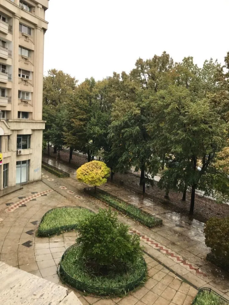 Vand aparatament 3 camere decomandat bdul Unirii, fantani - Vand apartament 3 camere Bulevardul Unirii la fantani intr o zona deosebita la jumatatea distantei dintre Casa Poporului si Piata Unirii

Toate camerele au vedere la Bulevardul Unirii

3 balcoane
Decomandat
Etajul 1

Suprafata utila 75m2
Suprafata totala 81.3m2

Pret 330.000 euro