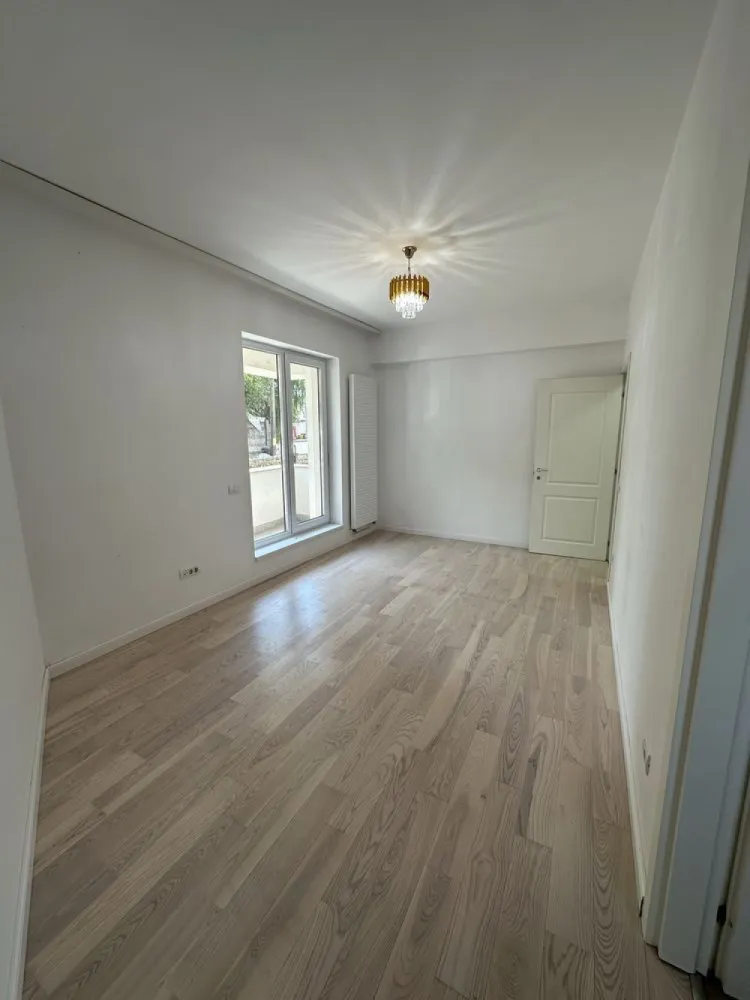Apartament 3 Camere+curte 60mp - Bucur Obor - Vă invităm să descoperiți un apartament cu 3 camere într-o zonă de case și vile, în proximitatea pieței Obor. Situat la parter inalt, acest apartament vă întâmpină cu un cadru de viață unic, 
Nimic nu se compară cu liniștea și intimitatea pe care le oferă această proprietate. Ce poate fi mai relaxant decât să savurați o cafea de dimineață pe terasă sau să petreceți seri plăcute în compania celor dragi?
Apartamentul în sine este locul în care vă veți crea amintiri neprețuite. Cu o suprafață utilă de 74 de metri pătrați si totala de 93metri patrati. Cele 3 camere au suficient spațiu pentru o familie sau pentru a crea un birou confortabil.
Spre deosebire de altele, această proprietate se remarcă prin curtea sa proprie de 60 mp si finisajele de calitate superioară. Pardoseala din parchet triplu stratificat adaugă o notă de eleganță, iar tamplăria PVC Salamander cu 3 foi de sticlă asigură izolație termică și fonică excelentă. Centrala termică Buderus vă va menține mereu confortabil în serile reci de iarnă.
Imobilul se găsește într-o zonă linștită, potrivită pentru familiile care apreciază trăitul departe de agitația orașului. Cu acces ușor la piața Obor, cumpărăturile proaspete sunt mereu la îndemână. De asemenea, nu uitați de prietenii voștri cu blană; această proprietate este perfectă pentru a le oferi spațiu de joacă și relaxare.
Aici, aveți șansa de a vă crea o viață plină de confort și bucurii. Vă așteptăm cu drag să vizionați această proprietate care da senzatia mai mult de casa decat de apartament, Propietar, Rog Seriozitate!
