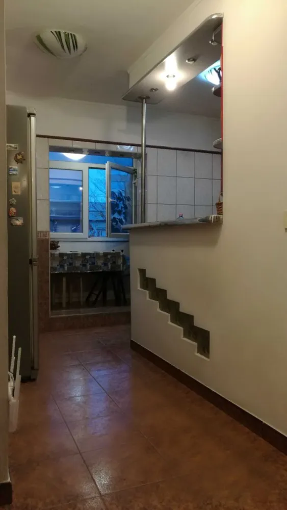 APARTAMENT 3 CAMERE, decomandat, cartier Baneasa, particular - Apartament 3 camere, confort 1, decomandat este situat in bloc de 4 etaje, scara 2 din 3, etajul 4. Zona linistita in apropierea parcului Herastrau. Bloc reabilitat termic, fara infiltrari de apa prin plafon sau alte scurgeri. Suprafata utila a apartamentului este de 74mp, compus din vestibul, 2 dormitoare, 1 living, bucatarie, balcon, 1 wc(de serviciu), 1 baie si 2 debarale. Blocul este situat in apropiere de Piata Baneasa, aeroport Aurel Vlaicu cu acces foarte aproape de statii de autobuz si in curand metrou. Ca zone comerciale, se afla Mall Baneasa, Ikea, Dedeman, Careffour si multe altele. Pentru mai multe detalii puteți suna la numărul de contact, 07********24.