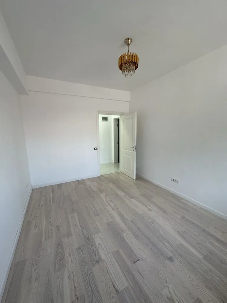 Apartament 3 Camere+curte 60mp - Bucur Obor - Vă invităm să descoperiți un apartament cu 3 camere într-o zonă de case și vile, în proximitatea pieței Obor. Situat la parter inalt, acest apartament vă întâmpină cu un cadru de viață unic, 
Nimic nu se compară cu liniștea și intimitatea pe care le oferă această proprietate. Ce poate fi mai relaxant decât să savurați o cafea de dimineață pe terasă sau să petreceți seri plăcute în compania celor dragi?
Apartamentul în sine este locul în care vă veți crea amintiri neprețuite. Cu o suprafață utilă de 74 de metri pătrați si totala de 93metri patrati. Cele 3 camere au suficient spațiu pentru o familie sau pentru a crea un birou confortabil.
Spre deosebire de altele, această proprietate se remarcă prin curtea sa proprie de 60 mp si finisajele de calitate superioară. Pardoseala din parchet triplu stratificat adaugă o notă de eleganță, iar tamplăria PVC Salamander cu 3 foi de sticlă asigură izolație termică și fonică excelentă. Centrala termică Buderus vă va menține mereu confortabil în serile reci de iarnă.
Imobilul se găsește într-o zonă linștită, potrivită pentru familiile care apreciază trăitul departe de agitația orașului. Cu acces ușor la piața Obor, cumpărăturile proaspete sunt mereu la îndemână. De asemenea, nu uitați de prietenii voștri cu blană; această proprietate este perfectă pentru a le oferi spațiu de joacă și relaxare.
Aici, aveți șansa de a vă crea o viață plină de confort și bucurii. Vă așteptăm cu drag să vizionați această proprietate care da senzatia mai mult de casa decat de apartament, Propietar, Rog Seriozitate!