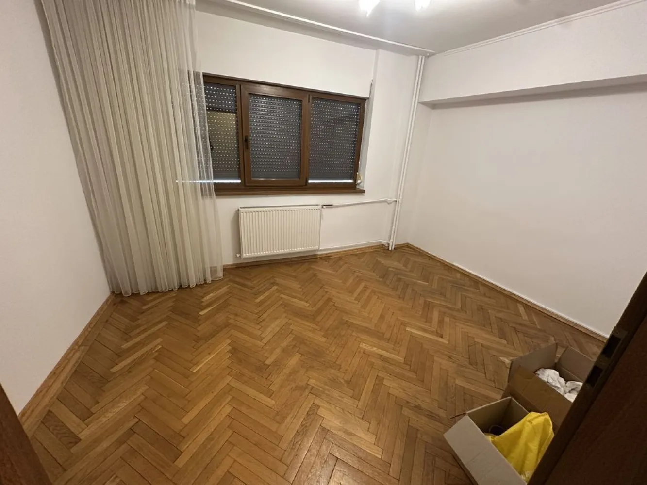 Vand aparatament 3 camere decomandat bdul Unirii, fantani - Vand apartament 3 camere Bulevardul Unirii la fantani intr o zona deosebita la jumatatea distantei dintre Casa Poporului si Piata Unirii

Toate camerele au vedere la Bulevardul Unirii

3 balcoane
Decomandat
Etajul 1

Suprafata utila 75m2
Suprafata totala 81.3m2

Pret 330.000 euro