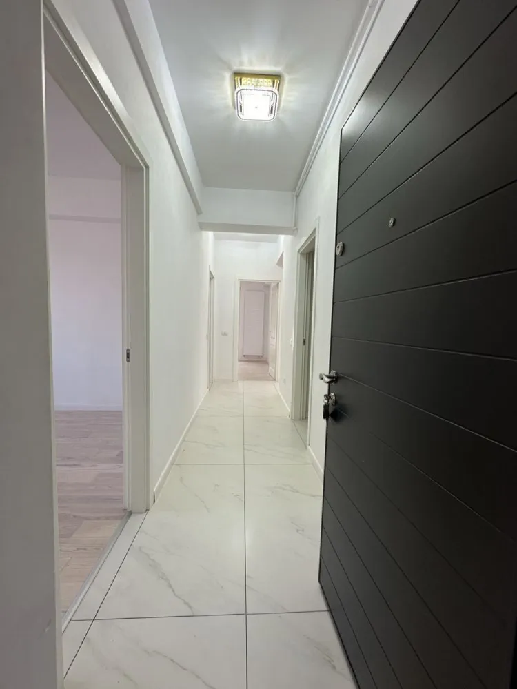 Apartament 3 Camere+curte 60mp - Bucur Obor - Vă invităm să descoperiți un apartament cu 3 camere într-o zonă de case și vile, în proximitatea pieței Obor. Situat la parter inalt, acest apartament vă întâmpină cu un cadru de viață unic, 
Nimic nu se compară cu liniștea și intimitatea pe care le oferă această proprietate. Ce poate fi mai relaxant decât să savurați o cafea de dimineață pe terasă sau să petreceți seri plăcute în compania celor dragi?
Apartamentul în sine este locul în care vă veți crea amintiri neprețuite. Cu o suprafață utilă de 74 de metri pătrați si totala de 93metri patrati. Cele 3 camere au suficient spațiu pentru o familie sau pentru a crea un birou confortabil.
Spre deosebire de altele, această proprietate se remarcă prin curtea sa proprie de 60 mp si finisajele de calitate superioară. Pardoseala din parchet triplu stratificat adaugă o notă de eleganță, iar tamplăria PVC Salamander cu 3 foi de sticlă asigură izolație termică și fonică excelentă. Centrala termică Buderus vă va menține mereu confortabil în serile reci de iarnă.
Imobilul se găsește într-o zonă linștită, potrivită pentru familiile care apreciază trăitul departe de agitația orașului. Cu acces ușor la piața Obor, cumpărăturile proaspete sunt mereu la îndemână. De asemenea, nu uitați de prietenii voștri cu blană; această proprietate este perfectă pentru a le oferi spațiu de joacă și relaxare.
Aici, aveți șansa de a vă crea o viață plină de confort și bucurii. Vă așteptăm cu drag să vizionați această proprietate care da senzatia mai mult de casa decat de apartament, Propietar, Rog Seriozitate!
