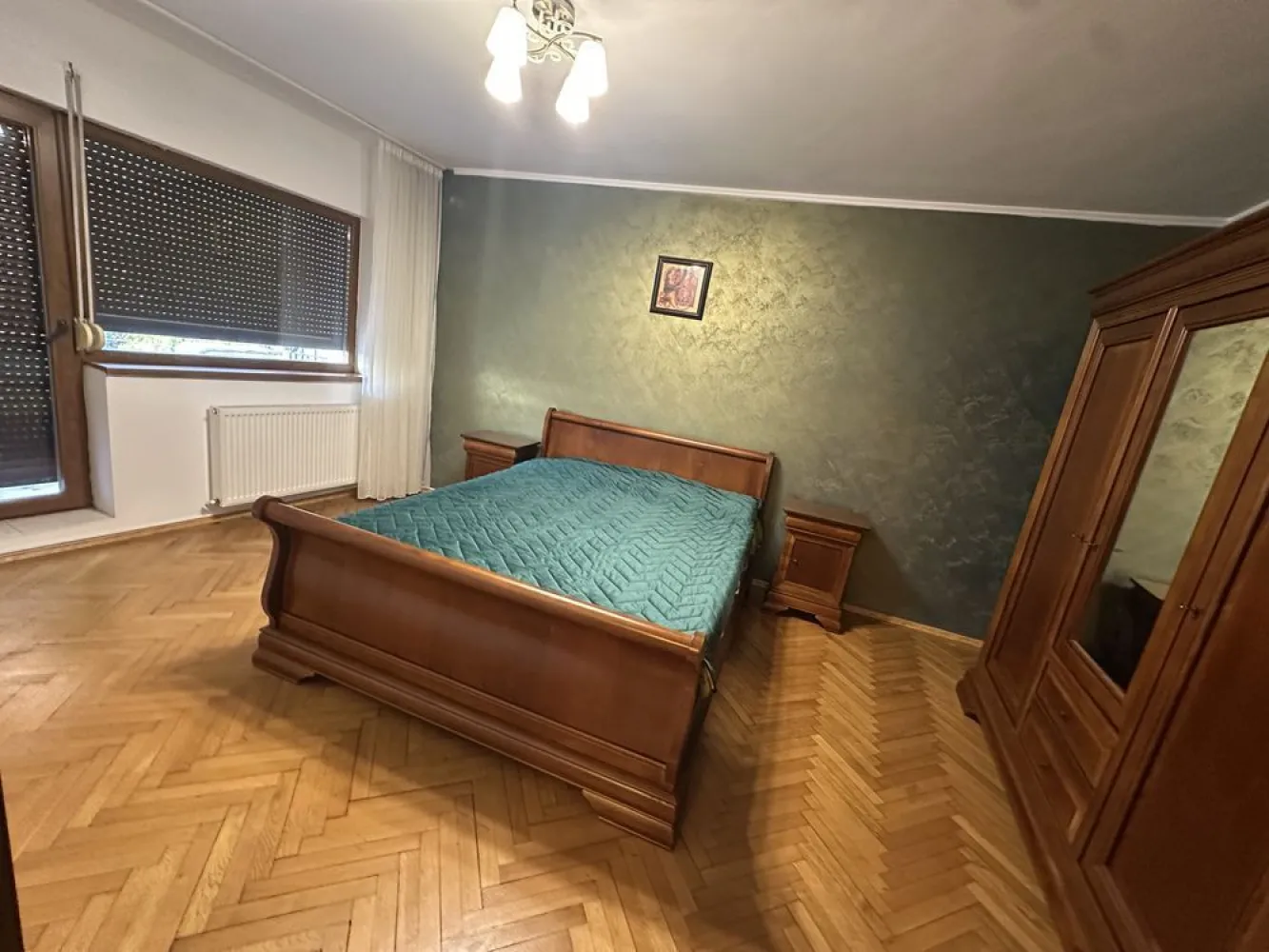 Vand aparatament 3 camere decomandat bdul Unirii, fantani - Vand apartament 3 camere Bulevardul Unirii la fantani intr o zona deosebita la jumatatea distantei dintre Casa Poporului si Piata Unirii

Toate camerele au vedere la Bulevardul Unirii

3 balcoane
Decomandat
Etajul 1

Suprafata utila 75m2
Suprafata totala 81.3m2

Pret 330.000 euro