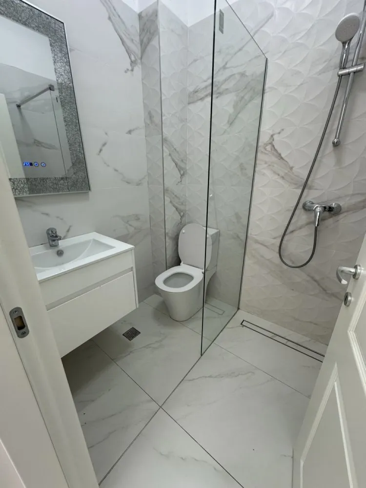 Apartament 3 Camere+curte 60mp - Bucur Obor - Vă invităm să descoperiți un apartament cu 3 camere într-o zonă de case și vile, în proximitatea pieței Obor. Situat la parter inalt, acest apartament vă întâmpină cu un cadru de viață unic, 
Nimic nu se compară cu liniștea și intimitatea pe care le oferă această proprietate. Ce poate fi mai relaxant decât să savurați o cafea de dimineață pe terasă sau să petreceți seri plăcute în compania celor dragi?
Apartamentul în sine este locul în care vă veți crea amintiri neprețuite. Cu o suprafață utilă de 74 de metri pătrați si totala de 93metri patrati. Cele 3 camere au suficient spațiu pentru o familie sau pentru a crea un birou confortabil.
Spre deosebire de altele, această proprietate se remarcă prin curtea sa proprie de 60 mp si finisajele de calitate superioară. Pardoseala din parchet triplu stratificat adaugă o notă de eleganță, iar tamplăria PVC Salamander cu 3 foi de sticlă asigură izolație termică și fonică excelentă. Centrala termică Buderus vă va menține mereu confortabil în serile reci de iarnă.
Imobilul se găsește într-o zonă linștită, potrivită pentru familiile care apreciază trăitul departe de agitația orașului. Cu acces ușor la piața Obor, cumpărăturile proaspete sunt mereu la îndemână. De asemenea, nu uitați de prietenii voștri cu blană; această proprietate este perfectă pentru a le oferi spațiu de joacă și relaxare.
Aici, aveți șansa de a vă crea o viață plină de confort și bucurii. Vă așteptăm cu drag să vizionați această proprietate care da senzatia mai mult de casa decat de apartament, Propietar, Rog Seriozitate!