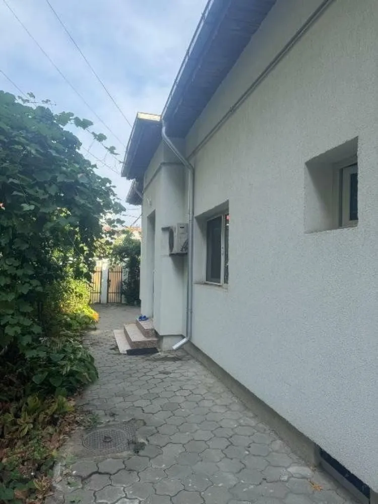 Casă de vânzare Sect.1, Bd. Ion Mihalach-cu Proiect de extindere si modernizare - Vând casă situată în Bucureşti, Sectorul 1, în zona Bulevardului Ion Mihalache, în imediata apropiere a Complexului Expoziţional Romexpo. Proprietatea se află într-o zonă liniştita, oferind un cadru ideal pentru o locuinţă confortabilă şi liniştită, aproape de toate facilităţile urbane.

Proprietatea se vinde cu un studiu de extindere şi modernizare, care permite construcţia a două locuinţe separate, P+1+M. Acest lucru oferă un potenţial ridicat, fie pentru familii extinse, fie pentru investiţie. Faţada a fost renovată şi termoizolată anul trecut, iar la interior am renovat recent. Proprietatea are 2 deschideri, de 8,74 m şi respectiv 25,03m, fiind colţ de stradă. 

Puncte de interes din zonă:

 â€˘ La câteva minute de mers pe jos de Romexpo
 â€˘ Acces rapid la mijloace de transport în comun (tramvai, autobuz, metrou)
 â€˘ Proximitate faţă de Parcul Herăstrău, Piaţa Victoriei şi diverse centre comerciale
 â€˘ Zona dispune de şcoli, grădiniţe, Universitatea Romano-Americana, Facultatea de Agronomie, SNSPA si clinici medicale de renume

Casa poate fi locuită sau închiriată. Centrală pe gaz a fost înlocuită în 2021. 

Aceasta este o oportunitate unică de a achiziţiona o casă într-o zonă premium din Bucureşti, cu multiple posibilităţi de dezvoltare.

Pentru mai multe detalii sau programarea unei vizionări, vă rugăm să ne contactaţi la .

Nu rataţi şansa de a transforma această proprietate în locuinţa visurilor dumneavoastră!