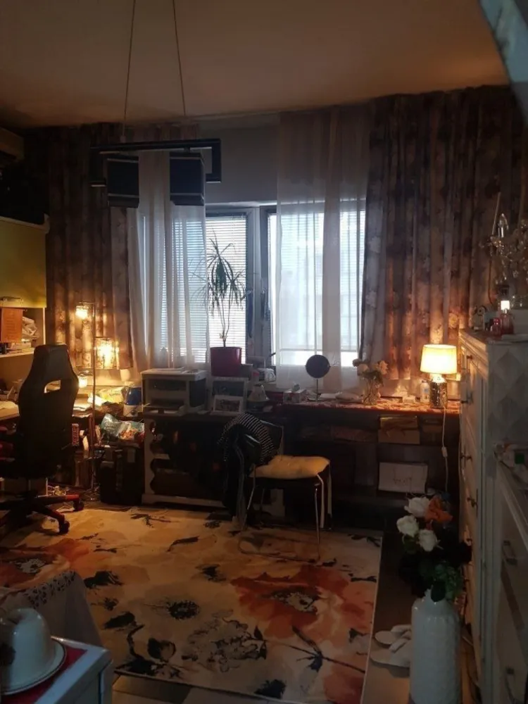 Vanzare garsoniera zona ultracentrala - O garsoniera mobilata modern, renovata recent, gresie pe jos, faianta in bucatarie si baie, baia dotata cu cabina de dus, aer conditionat, geamuri termopan, imobil intretinut bine, servicii de curatenie, servicii de lift + interfon, incalzire centrala bloc proprie -moderna, apa calda si caldura.
Se poate vinde si cu mobila, mobila moderna, noua, iar bucataria este o camera separata fata de camera de zi-garsoniera, dotata cu apa rece-calda, moderna, curata.
Imobilul este eligibil pe Proiect din fonduri nerambursabile pentru consolidare, urmare incadrarii in risc seismic I, expertiza/2023, avand in vedere ca anul constructiei este vechi. 
Dupa consolidare va fi incadrat in clasa de risc seismic 3, actualmente suntem in faza de proiectare, dupa consolidare se va dubla pretul, totul va fi NOU si CONTORIZAT INDIVIDUAL, deci este o oferta excelenta de a achizitiona aceasta garsoniera la acest moment, cu pretul descris, mai tarziu nu se stie...ganditi-va, totul depinde de planul fiecaruia pe termen lung sau scurt,. Va salut dragi potentiali cumparatori.
