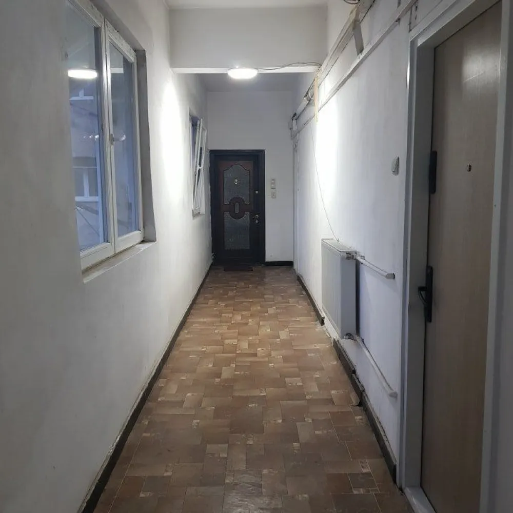 Vanzare garsoniera zona ultracentrala - O garsoniera mobilata modern, renovata recent, gresie pe jos, faianta in bucatarie si baie, baia dotata cu cabina de dus, aer conditionat, geamuri termopan, imobil intretinut bine, servicii de curatenie, servicii de lift + interfon, incalzire centrala bloc proprie -moderna, apa calda si caldura.
Se poate vinde si cu mobila, mobila moderna, noua, iar bucataria este o camera separata fata de camera de zi-garsoniera, dotata cu apa rece-calda, moderna, curata.
Imobilul este eligibil pe Proiect din fonduri nerambursabile pentru consolidare, urmare incadrarii in risc seismic I, expertiza/2023, avand in vedere ca anul constructiei este vechi. 
Dupa consolidare va fi incadrat in clasa de risc seismic 3, actualmente suntem in faza de proiectare, dupa consolidare se va dubla pretul, totul va fi NOU si CONTORIZAT INDIVIDUAL, deci este o oferta excelenta de a achizitiona aceasta garsoniera la acest moment, cu pretul descris, mai tarziu nu se stie...ganditi-va, totul depinde de planul fiecaruia pe termen lung sau scurt,. Va salut dragi potentiali cumparatori.