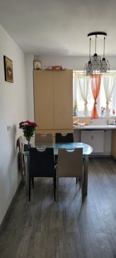 Apartament 3 camere Timpuri Noi - Mall Vitan (Bloc dupa 2000) - Proprietar vand apartament cu 3 camere situat la etajul 3 din 8 al unui bloc finalizat in anul 2000, in zona Mall Vitan - Timpuri Noi.

Apartamentul este semi-decomandat si este format din bucatarie, living, 2 dormitoare, 2 bai, 1 balcon, toate insumand suprafata totala de 74 mp.

Apartamentul a fost renovat integral in vara anului 2021 (inclusiv instalatie electrica, termica si sanitara): parchet (lemn masiv), gresie, faianta, tamplarie exterioara (tripan), usi interioare (Grauthoff - Exclusive Doors) si usa exterioara.

Mobila a fost de asemenea schimbata in totalitate in 2021 impreuna cu corpurile de iluminat si toate electrocasnicele din bucatarie.

Orientarea cardinala este pe SUD, beneficiind astfel de de lumina naturala pe tot parcursul zilei.
Loc de parcare la ADP, foarte bine amplasat pe colt - masina se poate vedea din balcon, dormitor sau bucatarie.

Amplasamentul este de exceptie, la 7 minute fata de statia de metrou Timpuri Noi si tot 7 minute fata de Mall Vitan.

Este un apartament ideal pentru o familie tanara cu facilitati pentru copii: parc de joaca imediat in spatele blocului, parc de joaca pe laterala blocului, gradinita si scoala cu acces pietonal la aproximativ 6-7 de minute (mers la viteza copilului).
Tot pentru copii si familie, se ofera boxa inchisa pentru depozitare bicicleta, tricicleta, carucior, etc.

Se vinde mobilat total sau partial in functie de preferintele dumneavoastra.

Pentru mai multe informatii, nu ezitati sa ma contactati pe WhatsApp sau la telefon.