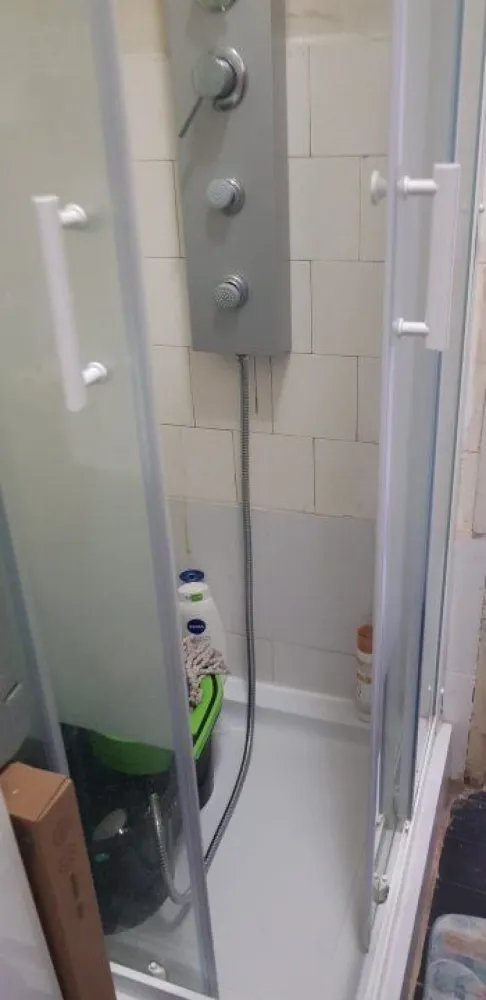 Vanzare garsoniera zona ultracentrala - O garsoniera mobilata modern, renovata recent, gresie pe jos, faianta in bucatarie si baie, baia dotata cu cabina de dus, aer conditionat, geamuri termopan, imobil intretinut bine, servicii de curatenie, servicii de lift + interfon, incalzire centrala bloc proprie -moderna, apa calda si caldura.
Se poate vinde si cu mobila, mobila moderna, noua, iar bucataria este o camera separata fata de camera de zi-garsoniera, dotata cu apa rece-calda, moderna, curata.
Imobilul este eligibil pe Proiect din fonduri nerambursabile pentru consolidare, urmare incadrarii in risc seismic I, expertiza/2023, avand in vedere ca anul constructiei este vechi. 
Dupa consolidare va fi incadrat in clasa de risc seismic 3, actualmente suntem in faza de proiectare, dupa consolidare se va dubla pretul, totul va fi NOU si CONTORIZAT INDIVIDUAL, deci este o oferta excelenta de a achizitiona aceasta garsoniera la acest moment, cu pretul descris, mai tarziu nu se stie...ganditi-va, totul depinde de planul fiecaruia pe termen lung sau scurt,. Va salut dragi potentiali cumparatori.