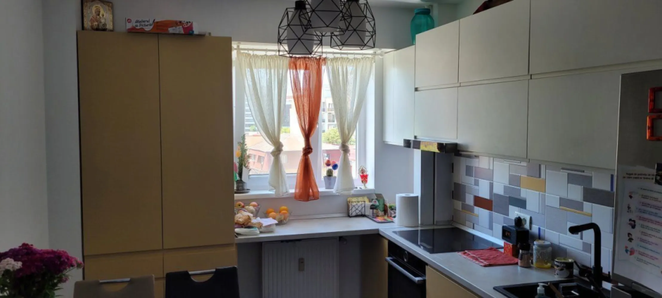 Apartament 3 camere Timpuri Noi - Mall Vitan (Bloc dupa 2000) - Proprietar vand apartament cu 3 camere situat la etajul 3 din 8 al unui bloc finalizat in anul 2000, in zona Mall Vitan - Timpuri Noi.

Apartamentul este semi-decomandat si este format din bucatarie, living, 2 dormitoare, 2 bai, 1 balcon, toate insumand suprafata totala de 74 mp.

Apartamentul a fost renovat integral in vara anului 2021 (inclusiv instalatie electrica, termica si sanitara): parchet (lemn masiv), gresie, faianta, tamplarie exterioara (tripan), usi interioare (Grauthoff - Exclusive Doors) si usa exterioara.

Mobila a fost de asemenea schimbata in totalitate in 2021 impreuna cu corpurile de iluminat si toate electrocasnicele din bucatarie.

Orientarea cardinala este pe SUD, beneficiind astfel de de lumina naturala pe tot parcursul zilei.
Loc de parcare la ADP, foarte bine amplasat pe colt - masina se poate vedea din balcon, dormitor sau bucatarie.

Amplasamentul este de exceptie, la 7 minute fata de statia de metrou Timpuri Noi si tot 7 minute fata de Mall Vitan.

Este un apartament ideal pentru o familie tanara cu facilitati pentru copii: parc de joaca imediat in spatele blocului, parc de joaca pe laterala blocului, gradinita si scoala cu acces pietonal la aproximativ 6-7 de minute (mers la viteza copilului).
Tot pentru copii si familie, se ofera boxa inchisa pentru depozitare bicicleta, tricicleta, carucior, etc.

Se vinde mobilat total sau partial in functie de preferintele dumneavoastra.

Pentru mai multe informatii, nu ezitati sa ma contactati pe WhatsApp sau la telefon.