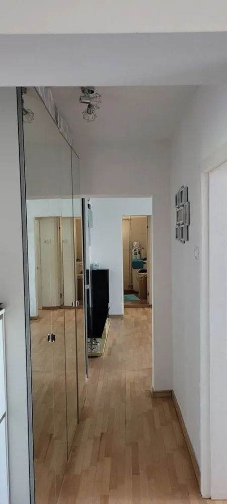 Apartament 3 camere Timpuri Noi - Mall Vitan (Bloc dupa 2000) - Proprietar vand apartament cu 3 camere situat la etajul 3 din 8 al unui bloc finalizat in anul 2000, in zona Mall Vitan - Timpuri Noi.

Apartamentul este semi-decomandat si este format din bucatarie, living, 2 dormitoare, 2 bai, 1 balcon, toate insumand suprafata totala de 74 mp.

Apartamentul a fost renovat integral in vara anului 2021 (inclusiv instalatie electrica, termica si sanitara): parchet (lemn masiv), gresie, faianta, tamplarie exterioara (tripan), usi interioare (Grauthoff - Exclusive Doors) si usa exterioara.

Mobila a fost de asemenea schimbata in totalitate in 2021 impreuna cu corpurile de iluminat si toate electrocasnicele din bucatarie.

Orientarea cardinala este pe SUD, beneficiind astfel de de lumina naturala pe tot parcursul zilei.
Loc de parcare la ADP, foarte bine amplasat pe colt - masina se poate vedea din balcon, dormitor sau bucatarie.

Amplasamentul este de exceptie, la 7 minute fata de statia de metrou Timpuri Noi si tot 7 minute fata de Mall Vitan.

Este un apartament ideal pentru o familie tanara cu facilitati pentru copii: parc de joaca imediat in spatele blocului, parc de joaca pe laterala blocului, gradinita si scoala cu acces pietonal la aproximativ 6-7 de minute (mers la viteza copilului).
Tot pentru copii si familie, se ofera boxa inchisa pentru depozitare bicicleta, tricicleta, carucior, etc.

Se vinde mobilat total sau partial in functie de preferintele dumneavoastra.

Pentru mai multe informatii, nu ezitati sa ma contactati pe WhatsApp sau la telefon.