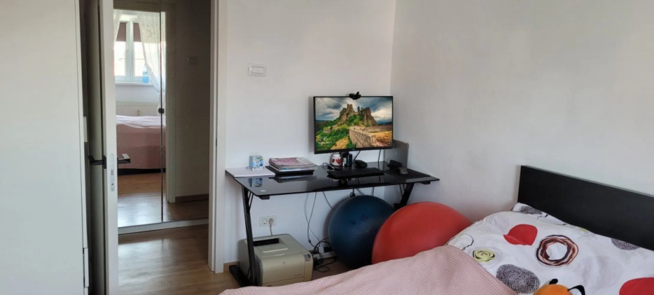 Apartament 3 camere Timpuri Noi - Mall Vitan (Bloc dupa 2000) - Proprietar vand apartament cu 3 camere situat la etajul 3 din 8 al unui bloc finalizat in anul 2000, in zona Mall Vitan - Timpuri Noi.

Apartamentul este semi-decomandat si este format din bucatarie, living, 2 dormitoare, 2 bai, 1 balcon, toate insumand suprafata totala de 74 mp.

Apartamentul a fost renovat integral in vara anului 2021 (inclusiv instalatie electrica, termica si sanitara): parchet (lemn masiv), gresie, faianta, tamplarie exterioara (tripan), usi interioare (Grauthoff - Exclusive Doors) si usa exterioara.

Mobila a fost de asemenea schimbata in totalitate in 2021 impreuna cu corpurile de iluminat si toate electrocasnicele din bucatarie.

Orientarea cardinala este pe SUD, beneficiind astfel de de lumina naturala pe tot parcursul zilei.
Loc de parcare la ADP, foarte bine amplasat pe colt - masina se poate vedea din balcon, dormitor sau bucatarie.

Amplasamentul este de exceptie, la 7 minute fata de statia de metrou Timpuri Noi si tot 7 minute fata de Mall Vitan.

Este un apartament ideal pentru o familie tanara cu facilitati pentru copii: parc de joaca imediat in spatele blocului, parc de joaca pe laterala blocului, gradinita si scoala cu acces pietonal la aproximativ 6-7 de minute (mers la viteza copilului).
Tot pentru copii si familie, se ofera boxa inchisa pentru depozitare bicicleta, tricicleta, carucior, etc.

Se vinde mobilat total sau partial in functie de preferintele dumneavoastra.

Pentru mai multe informatii, nu ezitati sa ma contactati pe WhatsApp sau la telefon.