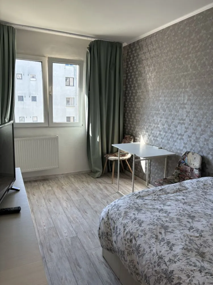 Garsoniera Alba Iulia - Vând garsoniera la Rond Alba Iulia,etajul 8 din 10,recent renovata,instalatii electrice si sanitare schimbate,utilata complet.
Toate actele la zi,ideal pentru închiriat ,regim hotelier.
Blocul este anvelopat,scara curata.
Exclus agentii.