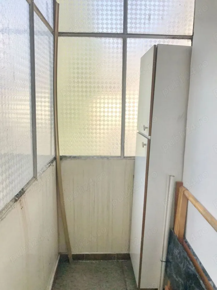 Timpuri Noi-Facultati - Vand 2 camere 54 MP, semidecomandat, 2 10, bloc 1985, 2 balcoane, 3 aparate AC, se vinde mobilat si utilat clasic, liber. Ideal pentru familie sau investitie pentru inchiriere. Apartamentul poate fi transformat in 3 camere prin unirea bucatsriei cu balconul si holul care sunt foarte generoase si poate fi transformat in apartament decomandat.
In apropiere se gasesc Metrou Timpuri-Noi, cca.7 min, Parcul Tineretului, Piata Norilor, Facultstile Titulescu si Maiorescu, la cca. 20 min de mers pe jos de Centrul Vechi .
pret 125.000 EURO