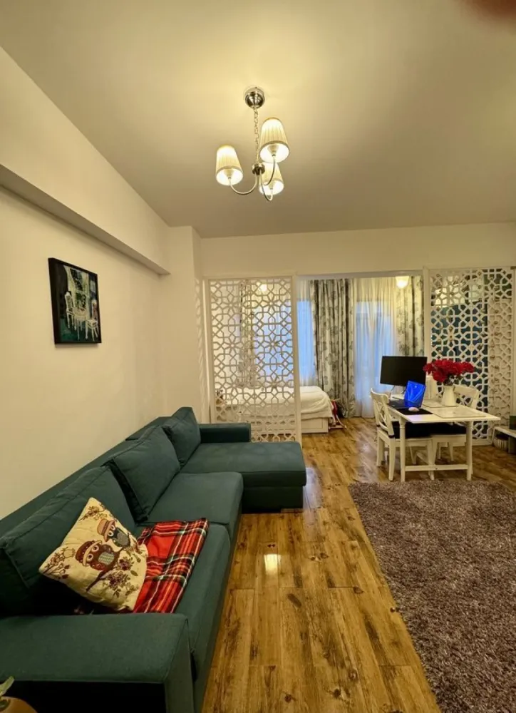 Piata Alba Iulia, sector 3 - vand garsoniera moderna, complet mobilata si utilata, zona Piata Alba Iulia. In pretul de 95.000 euro se preda nemobilata. Garsoniera este situata intr-o zona centrala, la doar cateva minute de Bucuresti Mall si Piata Alba Iulia.