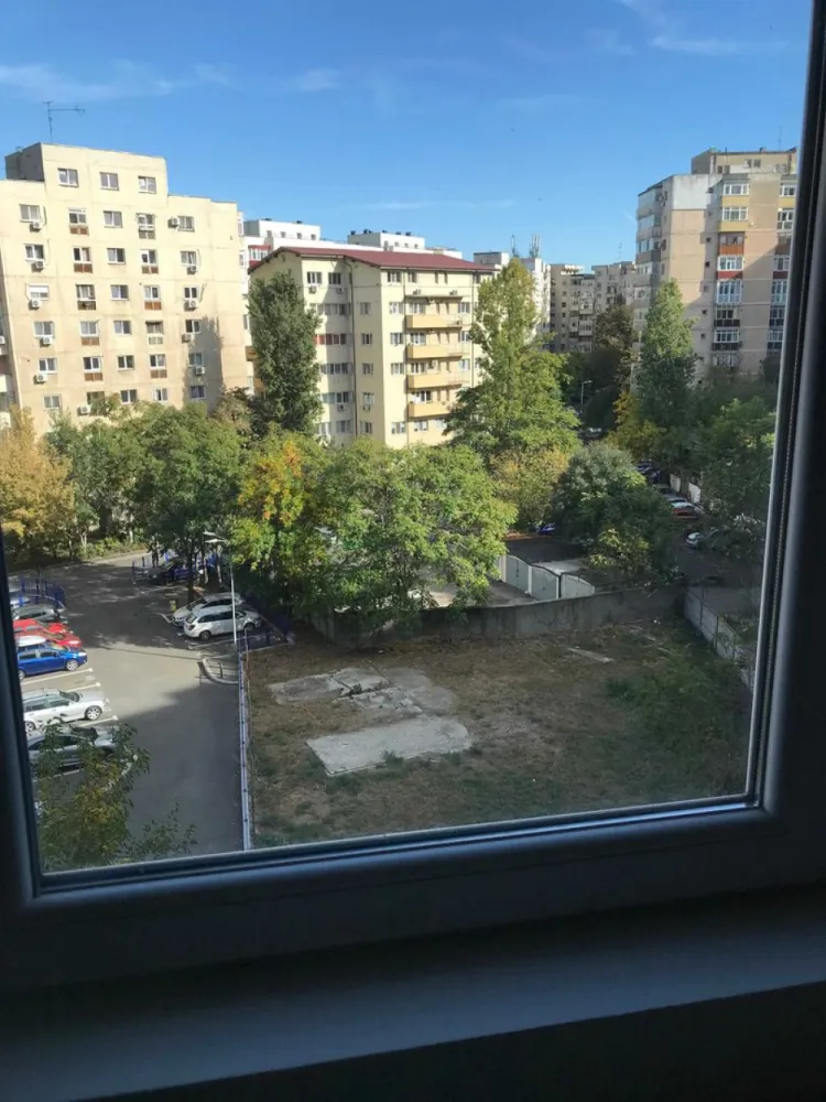 particular vand garsoniera zona tineretului sector 4 - particular vand garsoniera 33m patrati in zona parcul tineretului sector 4 conf 1 ,decomandata constructie 1981 toate actele la zi pret 67000E etaj 5 din 10 vedere spate linistita, 07******74