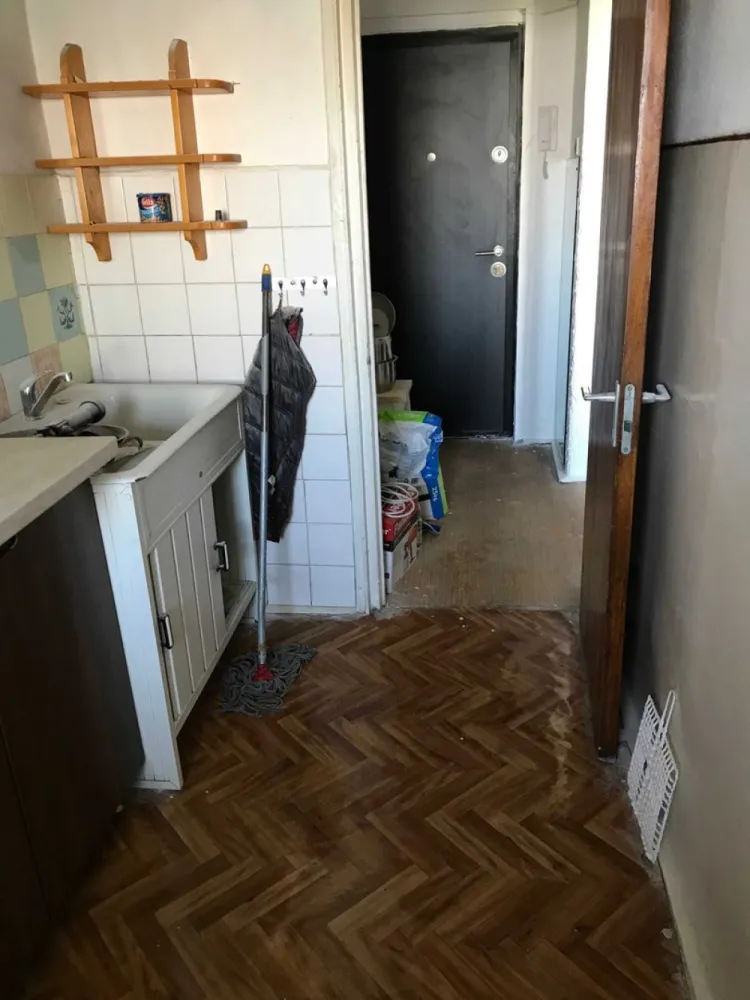 particular vand garsoniera zona tineretului sector 4 - particular vand garsoniera 33m patrati in zona parcul tineretului sector 4 conf 1 ,decomandata constructie 1981 toate actele la zi pret 67000E etaj 5 din 10 vedere spate linistita, 07******74