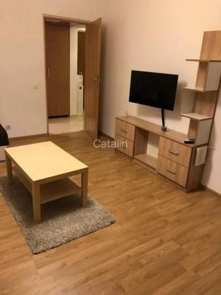 PROPRIETAR! Vand garsoniera mobilata - Tineretului -7 minute de metrou - PROPRIETAR, vand garsoniera complet mobilata Tineretului, la 7 minute de metrou. Garsoniera se vinde complet mobilata si utilata, este situata pe strada Piscului, etaj 9 din 10, plus un etaj tehnic

Dotari: 
- Aer 
- Masina spalat rufe 
- Combina frigorifica
- Hota 
- Cuptor Electric 
- Plita incorporabila 
- Cuptor cu microunde 
- Aspirator 
- Fier de calcat 
- Canapea extensibila 
- Dressing 
- Comoda si mobilier ptr TV; 
- Smart TV 

 Imprejurimi: 

- Parcul Tineretului - 2 min 
- METROU Tineretului - 7 min 
- METROU Timpuri Noi - 7 min 
- PROFI - 5 min 
- Mega Image - 2 min 
- Farmacie NON-STOP - 5 min 
- Piata Norilor - 5 min 
- Magazinul Unirii - 15 min 
- Vitan Mall - 15 min 
- Facultatile: Facultatea de Drept Nicolae Titulescu, Universitatea Titu Maiorescu, Universitatea Crestina Dimitrie Cantemir - 4 minute 

Restaurante, farmacii, cafenele , banci, etc...

 Nu platesc comision agentilor imobiliari!