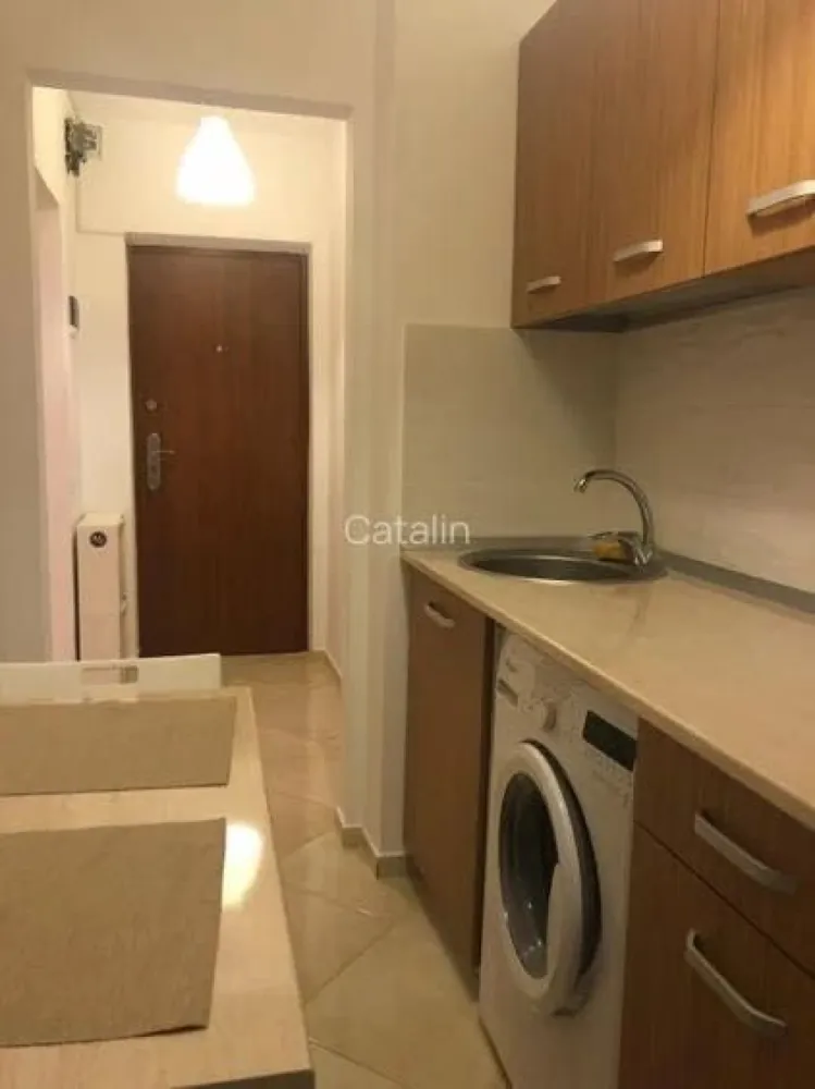 PROPRIETAR! Vand garsoniera mobilata - Tineretului -7 minute de metrou - PROPRIETAR, vand garsoniera complet mobilata Tineretului, la 7 minute de metrou. Garsoniera se vinde complet mobilata si utilata, este situata pe strada Piscului, etaj 9 din 10, plus un etaj tehnic

Dotari: 
- Aer 
- Masina spalat rufe 
- Combina frigorifica
- Hota 
- Cuptor Electric 
- Plita incorporabila 
- Cuptor cu microunde 
- Aspirator 
- Fier de calcat 
- Canapea extensibila 
- Dressing 
- Comoda si mobilier ptr TV; 
- Smart TV 

 Imprejurimi: 

- Parcul Tineretului - 2 min 
- METROU Tineretului - 7 min 
- METROU Timpuri Noi - 7 min 
- PROFI - 5 min 
- Mega Image - 2 min 
- Farmacie NON-STOP - 5 min 
- Piata Norilor - 5 min 
- Magazinul Unirii - 15 min 
- Vitan Mall - 15 min 
- Facultatile: Facultatea de Drept Nicolae Titulescu, Universitatea Titu Maiorescu, Universitatea Crestina Dimitrie Cantemir - 4 minute 

Restaurante, farmacii, cafenele , banci, etc...

 Nu platesc comision agentilor imobiliari!
