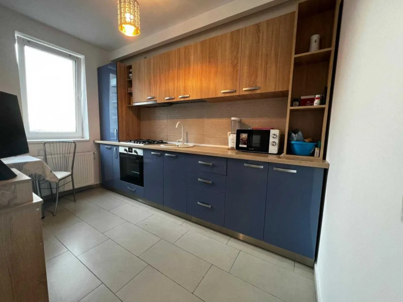 Vanzare studio in The Park Tineretului, vedere suberba - Proprietar, ofer spre Vanzare un
Studio modern, avand o Suprafata generoasa, care permite compartimentarea in 2 camere, situat in Complexul rezidential The Park. Zona Tineretului este parte integrata a sectorului 4. Va invitam sa descoperiti aceasta deosebita zona, care cuprinde cu siguranta toate nevoile.
Localizare: Studioul este localizat in Zona Tineretului, pe Strada Pajistei, in imobil cu acces stradal si vedere spre Parcul Tineretului, Casa Poporului si Palatul Copiilor, find o incantare sa va relaxati dupa o zi de munca, in balcon, admirand peisajul si apusul soarelui. 
Etaj: Apartamentul este pozitionat la etajul 10 din 11. 
Compartimentarea studioului in momentul de fata cuprinde o camera de zi cu bucatarie deschisa, 1 grup sanitar, 1 balcon deschis. Dimensiunea generoasa a camere, permite compartimentarea unui dormitor intim si confortabil. 
Suprafete: Suprafata Total Construita a apartamentului este de 42 mp, Suprafata Utila este de 37 de mp, iar suprafata balconului este de aproximativ 5 mp, St 48mp. 
Constructia Complexului rezidential este finalizata in anul 2017, pe structura de beton. Compartimentarile interioare sunt facute din caramida, izoland astfel foarte bine termic si fonic locuinta. Aceasta locuinta se vinde complet mobilata si utilat. 
Numeroasele locuri de joaca pentru copii, institutiile bancare, centrele comerciale, institutiile de invatamant si mijloacele de transport, fac din zona Tineretului una dintre cele mai cautate zone din Capitala, ravnita chiar si de cei mai pretentiosi cumparatori si chiriasi.
Daca se doreste ca aceast apartament situat in zona Tineretului, pe Strada Pajistei, sa devina locuinta sau spatiu de birouri, zona acopera toate nevoile. Ca utilitati, zona Tineretului dispune de toate tipurile de retele: apa, gaze, canalizare, internet, cablu si de o infrastructura sociala completa.
Vecinatati: Magazine, piata, gradinita, scoala, STB, metrou, parc, drum urban, hotel, aeroport, bar/pub, restaurant, Calea Vacaresti, Sun Plaza, Parc Tineretului, Parcul National al Copiilor, Parcul Natural Vacaresti, Delta Vacaresti.
Acte: Apartamentul detine carte funciara, nr.cadastral, certificat energetic.
Incalzire: Imobilul dispune de incalzire centralizata proprie.
Strazile amenajate permit o plimbare lunga si linistita, unde puteti gasi si spatii verzi bine amenajate dar si mici parculete in apropierea imobilului.
Apartamentul, ca si nivel de finisaje dispune de: parchet, gresie, faianta, usi interioare din lemn, usa de intrare din metal, instalatii electrice si sanitare noi, aer conditionat. Orientarea cardinala este pe NORD-EST, beneficiind astfel de lumina naturala a soarelui inca din prima parte a zilei, iar privelistea spre Parcul Tineretului, este incantatoare. 

In cazul in care oferta noastra v-a captat atentia si doriti sa deveniti un fericit cumparator, va asteptam la o vizionare, studioul putand fi vazut in orice zi, cu programare in prealabil.