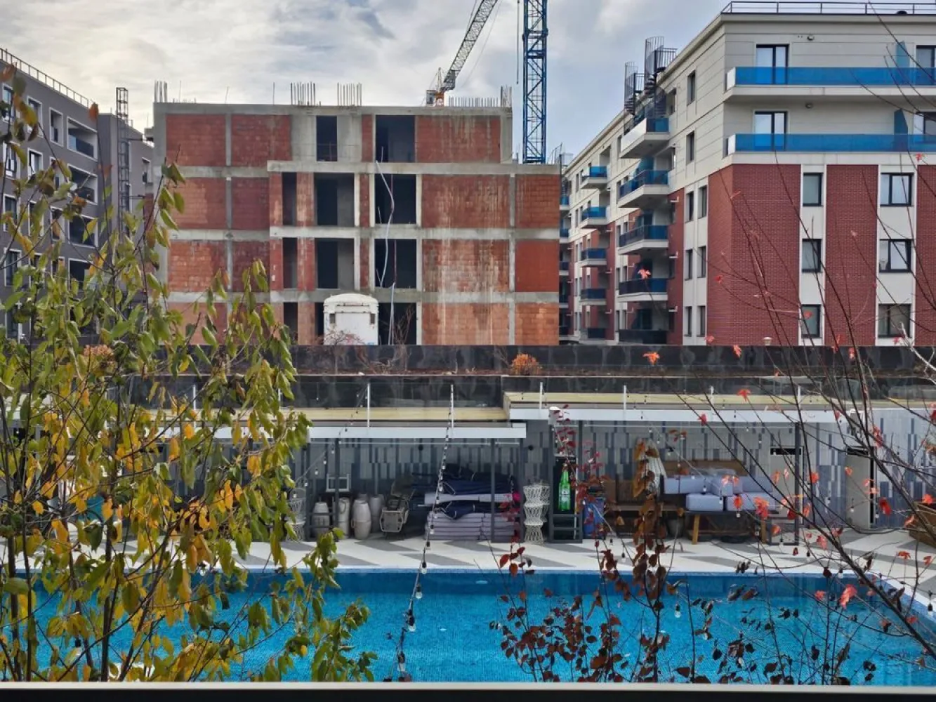 Vand garsoniera 52mp construiti complex BlueBike Porsche Pipera - Propietar Vand apartament 1 camera, garsoniera, complex Blue Bike Pipera, Bulevardul Pipera nr 1, langa Porsche Pipera. Complex nou, modern, finisaje deosebite. Suprafata construita 52mp. Suprafata utila 37mp compusa din living si bucatarie deschisa plus balcon terasa 4,4mp. Baie 4,9mp. Garsoniera este situata la etajul 1 cu vedere spre Porsche Pipera nefiind obturata de nicio cladire si avand lumina natura pe tot parcursul zilei. Complet nou, modern cu acces la piscina privata. Pret fix vanzafe 110000 euro.