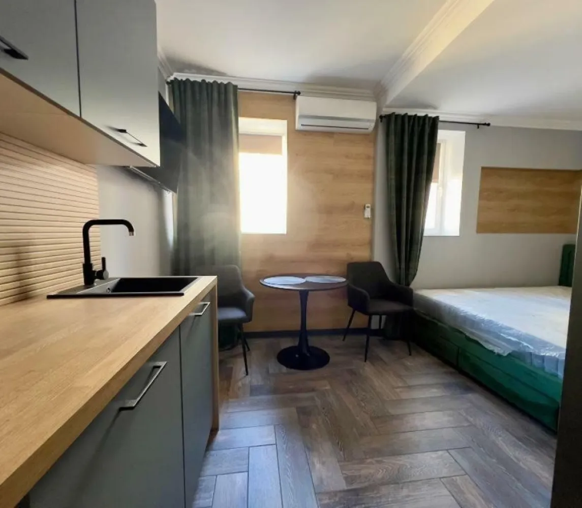 Garsonieră în Centru Istoric Vechi - Direct Proprietar - Vând garsoniera în Centru Istoric Vechi mobilata şi utilata aşa cum este in poze, rămâne absolut tot, 17mp utili, gata de mutare, varianta buna pentru investite sau chirie pe AIRB&B, pentru mai multe detalii contactaţi.