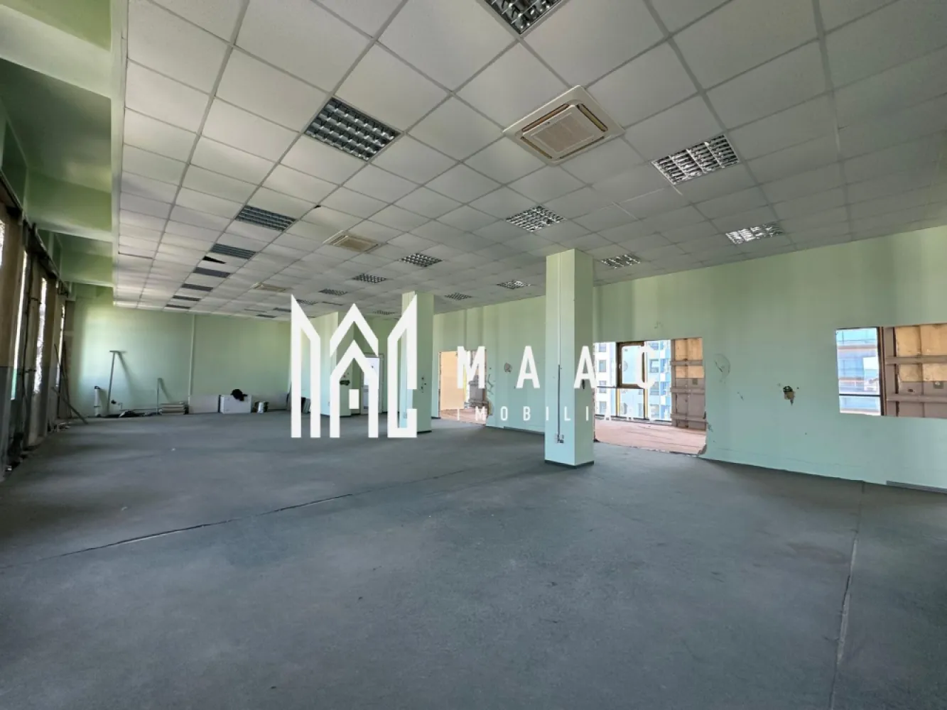 Spațiu de birouri | Etaj 3 | Expunere | Mihai Viteazu - Ultimul etaj disponibil – Etajul 3, spațiu de birouri A+ pentru închiriere în Sibiu

Cauți un spațiu retras, luminos și cu un view privilegiat? Etajul 3 din clădirea de birouri clasa A+ de pe Bulevardul Mihai Viteazu îți oferă exact acest avantaj.

Etaj superior, cu priveliște și lumină naturală generoasă
Aproximativ 300 mp utili – spațiu ideal pentru birouri de creație, arhitectură, coaching sau echipe de management
Liniște, discreție și o atmosferă propice pentru concentrare și eficiență
Posibilitate de închiriere individuală sau împreună cu alte etaje

Acces facil, parcări în zonă, apropiere de restaurante și facilități esențiale. O alegere inteligentă pentru companiile care vor mai mult decât un simplu birou.