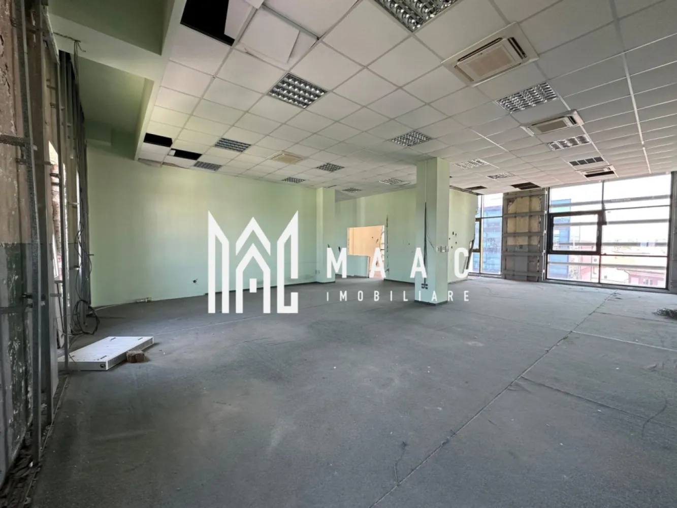 Spațiu de birouri | Etaj 3 | Expunere | Mihai Viteazu - Ultimul etaj disponibil – Etajul 3, spațiu de birouri A+ pentru închiriere în Sibiu

Cauți un spațiu retras, luminos și cu un view privilegiat? Etajul 3 din clădirea de birouri clasa A+ de pe Bulevardul Mihai Viteazu îți oferă exact acest avantaj.

Etaj superior, cu priveliște și lumină naturală generoasă
Aproximativ 300 mp utili – spațiu ideal pentru birouri de creație, arhitectură, coaching sau echipe de management
Liniște, discreție și o atmosferă propice pentru concentrare și eficiență
Posibilitate de închiriere individuală sau împreună cu alte etaje

Acces facil, parcări în zonă, apropiere de restaurante și facilități esențiale. O alegere inteligentă pentru companiile care vor mai mult decât un simplu birou.