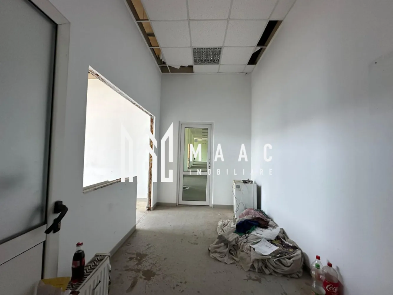 Spațiu de birouri | Etaj 3 | Expunere | Mihai Viteazu - Ultimul etaj disponibil – Etajul 3, spațiu de birouri A+ pentru închiriere în Sibiu

Cauți un spațiu retras, luminos și cu un view privilegiat? Etajul 3 din clădirea de birouri clasa A+ de pe Bulevardul Mihai Viteazu îți oferă exact acest avantaj.

Etaj superior, cu priveliște și lumină naturală generoasă
Aproximativ 300 mp utili – spațiu ideal pentru birouri de creație, arhitectură, coaching sau echipe de management
Liniște, discreție și o atmosferă propice pentru concentrare și eficiență
Posibilitate de închiriere individuală sau împreună cu alte etaje

Acces facil, parcări în zonă, apropiere de restaurante și facilități esențiale. O alegere inteligentă pentru companiile care vor mai mult decât un simplu birou.