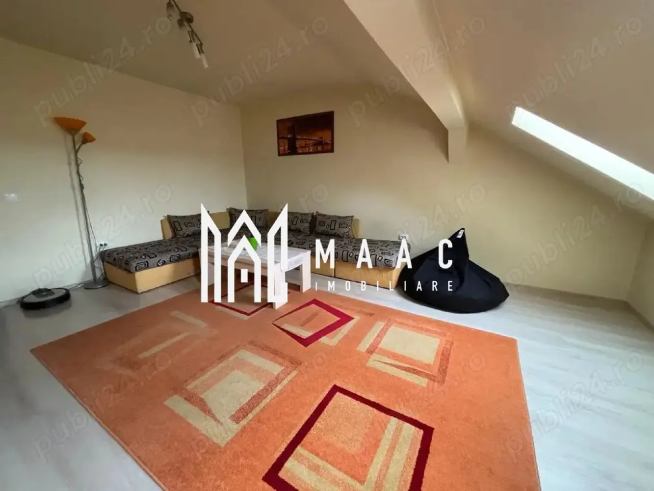 Apartament 3 camere | 92 MPU | Decomandat | Parcare | Strand - MAAC Imobiliare va prezinta un apartament cu 3 camere decomandat în zona Ștrand II.

Caracteristici:
Tip: apartament pe două niveluri
Compartimentare: decomandat
Suprafață utilă: 92,36 mp
Suprafață construită: 110 mp
Etaj: 4 din 4 (bloc cu parter înalt)
An construcție: 2011

Primul nivel (aproximativ 65 mp):
Living open-space, integrat cu cucătărie, complet mobilată și utilată (include mașină de spălat vase Bosch, aragaz, frigider), dormitor, baie spațioasă dotată atât cu cadă, cât și cu cabină de duș, hol lung și aerisit, ce face legătura între spațiile principale, spațiu de depozitare discret, în holul pătrat care face trecerea către mansardă.

Etajul superior / Mansardă (aproximativ 30 mp):
Dormitor mare cu tavan înalt și bine izolat fonic, scară interioară placată cu lemn masiv.

Dotări și beneficii:
Apartamentul se vinde complet mobilat și utilat (integral sau parțial, la alegerea cumpărătorului)
Centrală termică proprie cu calorifere
Loc de parcare privat inclus în preț
Apartamentul a fost achiziționat la stadiul de alb și amenajat cu finisaje de calitate

Avantaje ale zonei:
Cartier liniștit, ideal pentru familii sau persoane care își doresc intimitate și confort
Aproape de Parcul Belvedere și de facilități importante: școli, magazine, transport public
Acces facil către punctele de interes din oraș

Pentru mai multe detalii precizati telefonic ca ati vazut anuntul cu ID: CP2586698