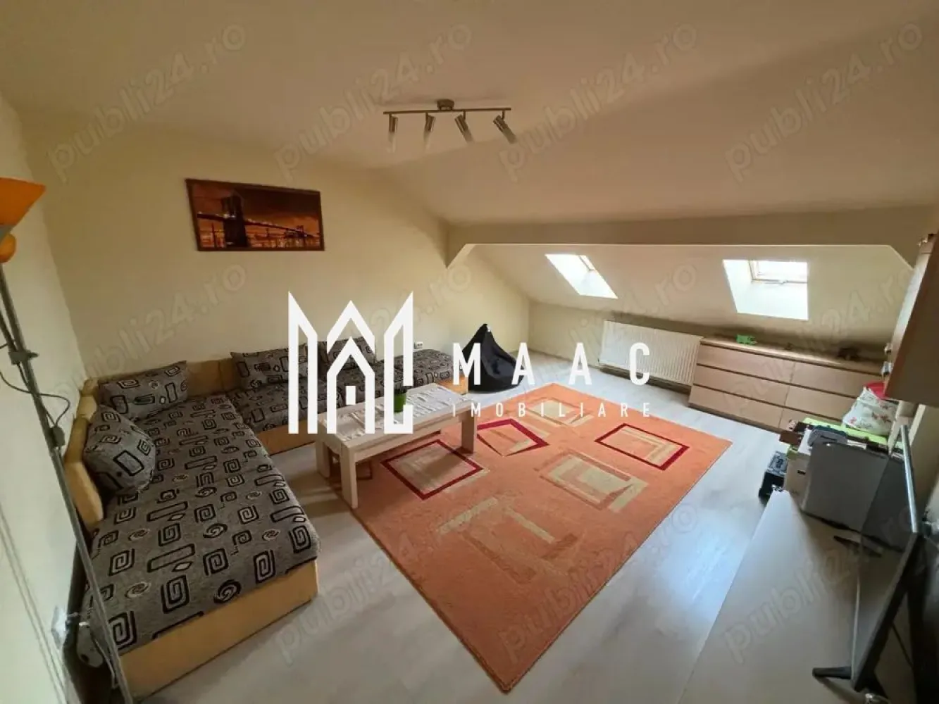Apartament 3 camere | 92 MPU | Decomandat | Parcare | Strand - MAAC Imobiliare va prezinta un apartament cu 3 camere decomandat în zona Ștrand II.

Caracteristici:
Tip: apartament pe două niveluri
Compartimentare: decomandat
Suprafață utilă: 92,36 mp
Suprafață construită: 110 mp
Etaj: 4 din 4 (bloc cu parter înalt)
An construcție: 2011

Primul nivel (aproximativ 65 mp):
Living open-space, integrat cu cucătărie, complet mobilată și utilată (include mașină de spălat vase Bosch, aragaz, frigider), dormitor, baie spațioasă dotată atât cu cadă, cât și cu cabină de duș, hol lung și aerisit, ce face legătura între spațiile principale, spațiu de depozitare discret, în holul pătrat care face trecerea către mansardă.

Etajul superior / Mansardă (aproximativ 30 mp):
Dormitor mare cu tavan înalt și bine izolat fonic, scară interioară placată cu lemn masiv.

Dotări și beneficii:
Apartamentul se vinde complet mobilat și utilat (integral sau parțial, la alegerea cumpărătorului)
Centrală termică proprie cu calorifere
Loc de parcare privat inclus în preț
Apartamentul a fost achiziționat la stadiul de alb și amenajat cu finisaje de calitate

Avantaje ale zonei:
Cartier liniștit, ideal pentru familii sau persoane care își doresc intimitate și confort
Aproape de Parcul Belvedere și de facilități importante: școli, magazine, transport public
Acces facil către punctele de interes din oraș

Pentru mai multe detalii precizati telefonic ca ati vazut anuntul cu ID: CP2586698