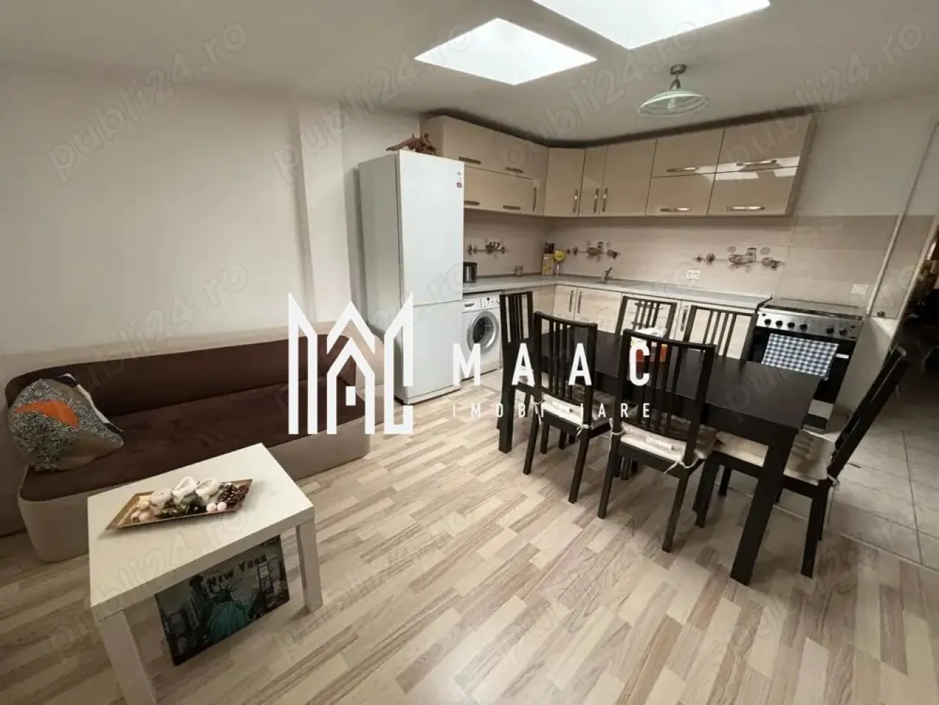 Apartament 3 camere | 92 MPU | Decomandat | Parcare | Strand - MAAC Imobiliare va prezinta un apartament cu 3 camere decomandat în zona Ștrand II.

Caracteristici:
Tip: apartament pe două niveluri
Compartimentare: decomandat
Suprafață utilă: 92,36 mp
Suprafață construită: 110 mp
Etaj: 4 din 4 (bloc cu parter înalt)
An construcție: 2011

Primul nivel (aproximativ 65 mp):
Living open-space, integrat cu cucătărie, complet mobilată și utilată (include mașină de spălat vase Bosch, aragaz, frigider), dormitor, baie spațioasă dotată atât cu cadă, cât și cu cabină de duș, hol lung și aerisit, ce face legătura între spațiile principale, spațiu de depozitare discret, în holul pătrat care face trecerea către mansardă.

Etajul superior / Mansardă (aproximativ 30 mp):
Dormitor mare cu tavan înalt și bine izolat fonic, scară interioară placată cu lemn masiv.

Dotări și beneficii:
Apartamentul se vinde complet mobilat și utilat (integral sau parțial, la alegerea cumpărătorului)
Centrală termică proprie cu calorifere
Loc de parcare privat inclus în preț
Apartamentul a fost achiziționat la stadiul de alb și amenajat cu finisaje de calitate

Avantaje ale zonei:
Cartier liniștit, ideal pentru familii sau persoane care își doresc intimitate și confort
Aproape de Parcul Belvedere și de facilități importante: școli, magazine, transport public
Acces facil către punctele de interes din oraș

Pentru mai multe detalii precizati telefonic ca ati vazut anuntul cu ID: CP2586698