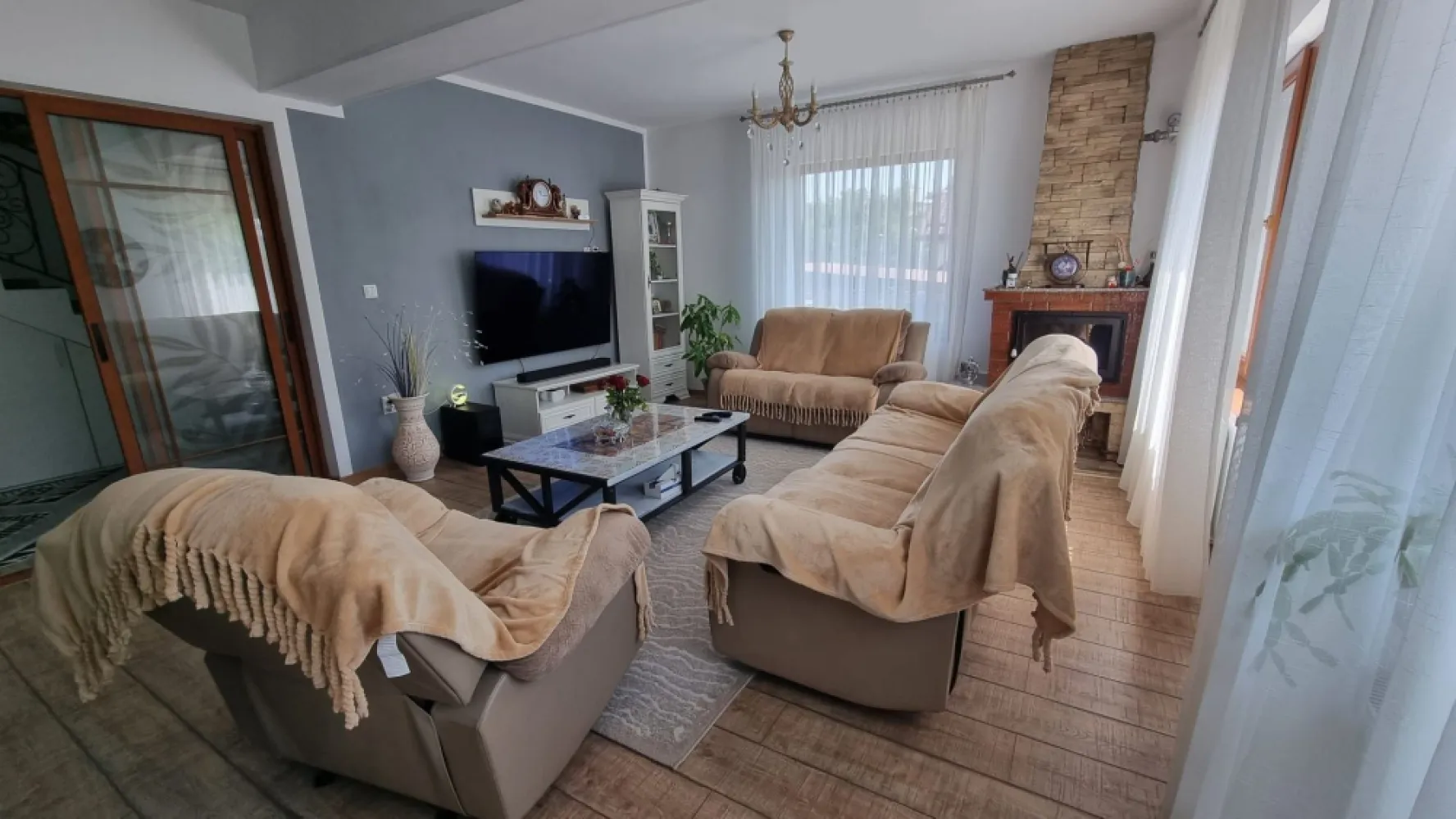 Vila Belvedere Iași, 190mp utili și 600mp teren.Proprietar. - Persoană fizică vă propune spre vanzare o vilă de 4 camere situata in zona Galata, la doar 10 minute de Palas Mall.
Vila are o suprafata utila de 190 mp, iar suprafata aferenta de teren de 600mp. Vila este dispusa pe D+P+1E, astfel: - Demisol: 3 camere pentru depozitare;- Parter: living, bucatarie cu iesire pe terasa, o baie si un hol;
- Etaj 1: 3 dormitoare, 2 balcoane, o baie si un hol
.Vila dispune de: semineu pe lemne, supraveghere video, centrala termica prin condensare, tamplarie tripan Salamander, 7 camere, poarta automatizata. De asemenea, gradina este amenajata cu gazon si pomi fructiferi.
Casa se vinde mobilata si utilata
Utilitati generale: Curent, Apa, Canalizare, Gaz, CATV, Fibra optica
 Sistem incalzire: Centrala proprie, Calorifere, Semineu
 Climatizare: Aer conditionat
Finisaje
 Izolatii exterior: Exterior
 Pereti: Vopsea lavabila, Faianta
 Podele: Parchet, Gresie
 Stare: Finisat
 Ferestre: PVC
 Usa intrare: PVC
 Usa interior: Celulare
Dotari
 Spatii utile: Pivnita, Spatiu depozitare, Dressing, WC Serviciu
 Bucatarie: Mobilata, Utilata
 Contorizare: Apometre, Contor gaz
 Mobilat: Complet
 Imobil: Curte, Gradina
