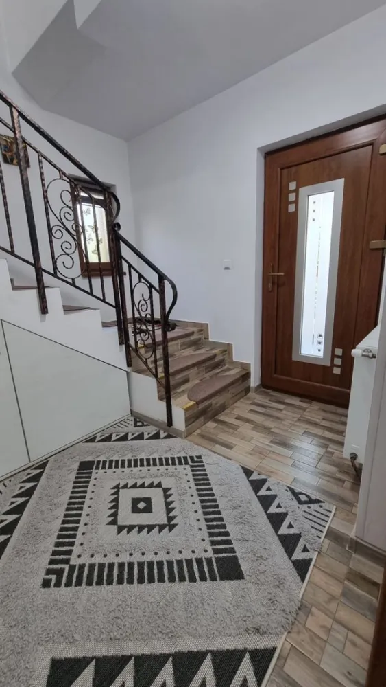 Vila Belvedere Iași, 190mp utili și 600mp teren.Proprietar. - Persoană fizică vă propune spre vanzare o vilă de 4 camere situata in zona Galata, la doar 10 minute de Palas Mall.
Vila are o suprafata utila de 190 mp, iar suprafata aferenta de teren de 600mp. Vila este dispusa pe D+P+1E, astfel: - Demisol: 3 camere pentru depozitare;- Parter: living, bucatarie cu iesire pe terasa, o baie si un hol;
- Etaj 1: 3 dormitoare, 2 balcoane, o baie si un hol
.Vila dispune de: semineu pe lemne, supraveghere video, centrala termica prin condensare, tamplarie tripan Salamander, 7 camere, poarta automatizata. De asemenea, gradina este amenajata cu gazon si pomi fructiferi.
Casa se vinde mobilata si utilata
Utilitati generale: Curent, Apa, Canalizare, Gaz, CATV, Fibra optica
 Sistem incalzire: Centrala proprie, Calorifere, Semineu
 Climatizare: Aer conditionat
Finisaje
 Izolatii exterior: Exterior
 Pereti: Vopsea lavabila, Faianta
 Podele: Parchet, Gresie
 Stare: Finisat
 Ferestre: PVC
 Usa intrare: PVC
 Usa interior: Celulare
Dotari
 Spatii utile: Pivnita, Spatiu depozitare, Dressing, WC Serviciu
 Bucatarie: Mobilata, Utilata
 Contorizare: Apometre, Contor gaz
 Mobilat: Complet
 Imobil: Curte, Gradina