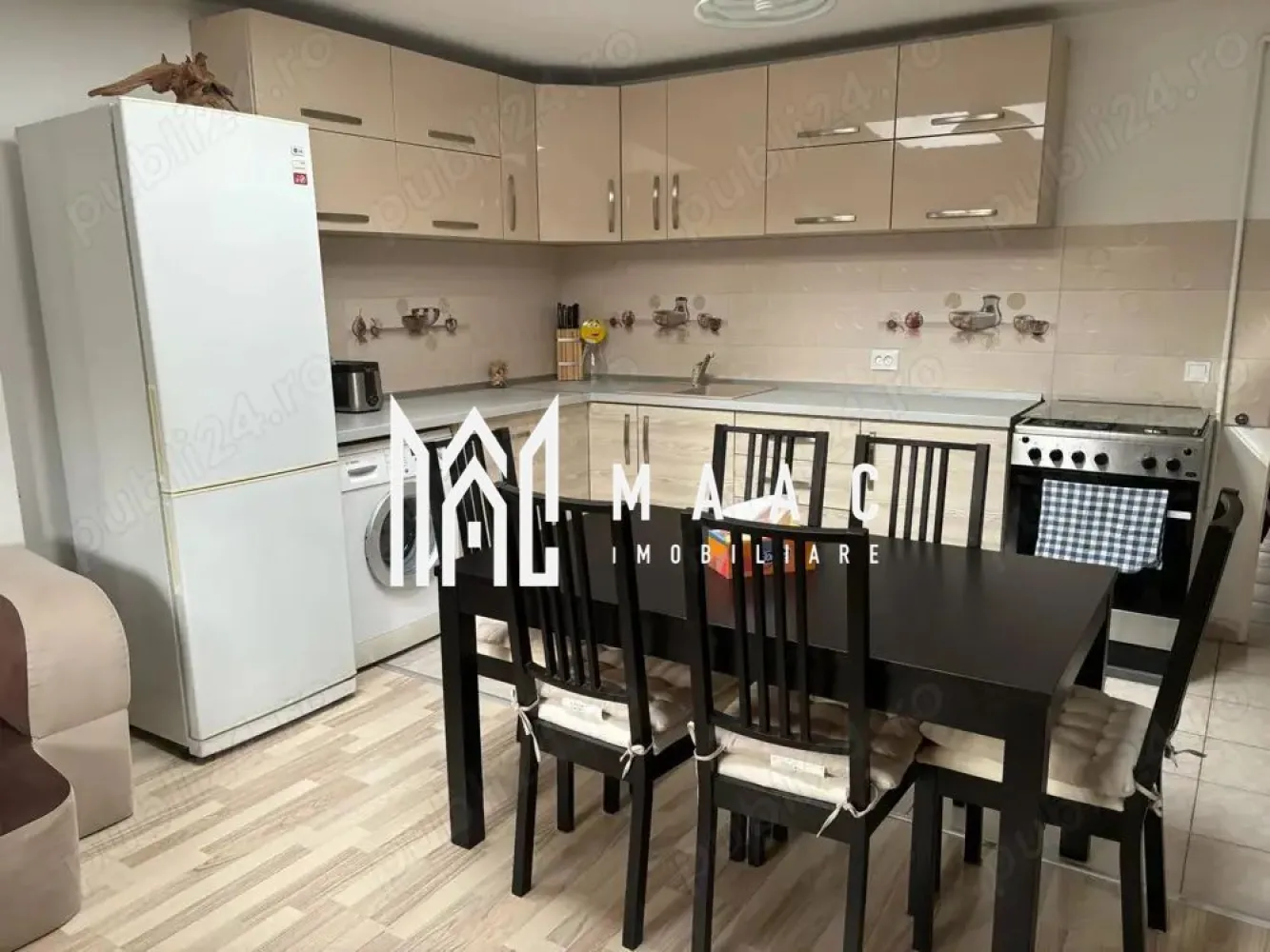 Apartament 3 camere | 92 MPU | Decomandat | Parcare | Strand - MAAC Imobiliare va prezinta un apartament cu 3 camere decomandat în zona Ștrand II.

Caracteristici:
Tip: apartament pe două niveluri
Compartimentare: decomandat
Suprafață utilă: 92,36 mp
Suprafață construită: 110 mp
Etaj: 4 din 4 (bloc cu parter înalt)
An construcție: 2011

Primul nivel (aproximativ 65 mp):
Living open-space, integrat cu cucătărie, complet mobilată și utilată (include mașină de spălat vase Bosch, aragaz, frigider), dormitor, baie spațioasă dotată atât cu cadă, cât și cu cabină de duș, hol lung și aerisit, ce face legătura între spațiile principale, spațiu de depozitare discret, în holul pătrat care face trecerea către mansardă.

Etajul superior / Mansardă (aproximativ 30 mp):
Dormitor mare cu tavan înalt și bine izolat fonic, scară interioară placată cu lemn masiv.

Dotări și beneficii:
Apartamentul se vinde complet mobilat și utilat (integral sau parțial, la alegerea cumpărătorului)
Centrală termică proprie cu calorifere
Loc de parcare privat inclus în preț
Apartamentul a fost achiziționat la stadiul de alb și amenajat cu finisaje de calitate

Avantaje ale zonei:
Cartier liniștit, ideal pentru familii sau persoane care își doresc intimitate și confort
Aproape de Parcul Belvedere și de facilități importante: școli, magazine, transport public
Acces facil către punctele de interes din oraș

Pentru mai multe detalii precizati telefonic ca ati vazut anuntul cu ID: CP2586698