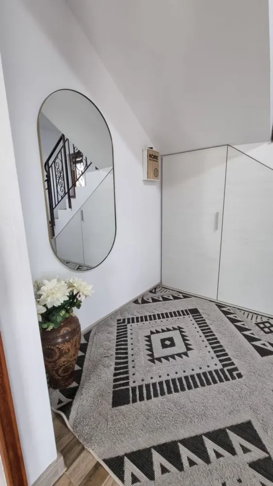 Vila Belvedere Iași, 190mp utili și 600mp teren.Proprietar. - Persoană fizică vă propune spre vanzare o vilă de 4 camere situata in zona Galata, la doar 10 minute de Palas Mall.
Vila are o suprafata utila de 190 mp, iar suprafata aferenta de teren de 600mp. Vila este dispusa pe D+P+1E, astfel: - Demisol: 3 camere pentru depozitare;- Parter: living, bucatarie cu iesire pe terasa, o baie si un hol;
- Etaj 1: 3 dormitoare, 2 balcoane, o baie si un hol
.Vila dispune de: semineu pe lemne, supraveghere video, centrala termica prin condensare, tamplarie tripan Salamander, 7 camere, poarta automatizata. De asemenea, gradina este amenajata cu gazon si pomi fructiferi.
Casa se vinde mobilata si utilata
Utilitati generale: Curent, Apa, Canalizare, Gaz, CATV, Fibra optica
 Sistem incalzire: Centrala proprie, Calorifere, Semineu
 Climatizare: Aer conditionat
Finisaje
 Izolatii exterior: Exterior
 Pereti: Vopsea lavabila, Faianta
 Podele: Parchet, Gresie
 Stare: Finisat
 Ferestre: PVC
 Usa intrare: PVC
 Usa interior: Celulare
Dotari
 Spatii utile: Pivnita, Spatiu depozitare, Dressing, WC Serviciu
 Bucatarie: Mobilata, Utilata
 Contorizare: Apometre, Contor gaz
 Mobilat: Complet
 Imobil: Curte, Gradina