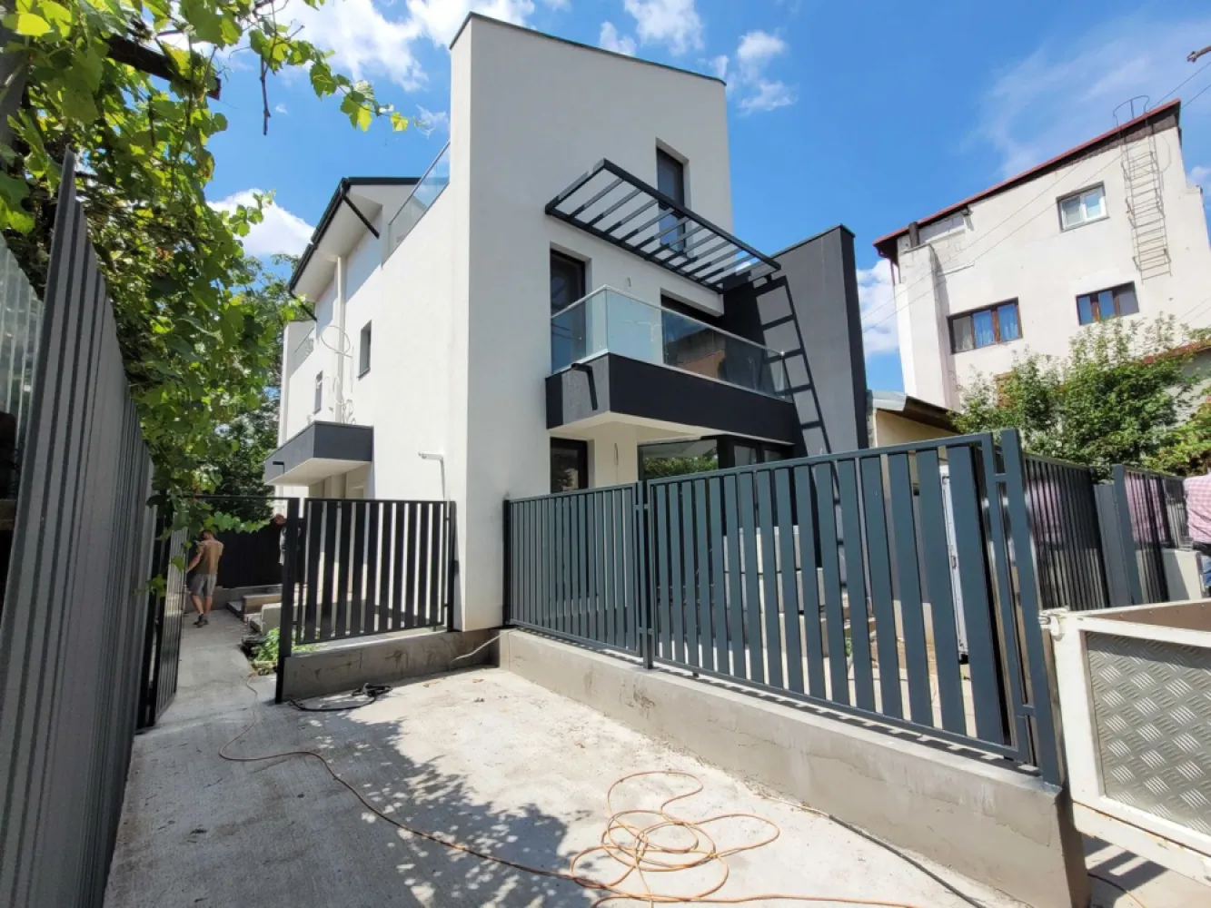 Casa 3 camere + loc de parcare de vanzare - Se ofera spre vanzare un duplex spatios si modern situat in inima Bucurestiului, in sectorul 5, zona Eroii Revolutiei - Bulevardul Pieptanari. Imobilul este ideal atat pentru familii, cat si pentru investitii pe termen lung datorita pozitiei excelente si accesului rapid la facilitati. Imobilul se afla la 8 minute de statia de metrou Eroii Revolutiei si in raza de 15-20 minute de mers de 3 parcuri.

SITUATIA LOCUINTEI:

Parter:

living 18,83 mp
bucatarie 6,74 mp
W.C. 1,50 mp
hol intrare 2,08 mp
gradina 7,61 mp
Suprafata utila parter 29,15 mp

Etaj:

dormitor matrimonial 18,48 mp
baie 3,61 mp
hol 2,98 mp
balcon 4,97 mp
Suprafata utila etaj 25,07 mp

Mansarda:

dormitor secundar 13,48 mp
baie 3,61 mp
hol 1,15 mp
logie 4,52 mp
Suprafata utila mansarda 18,28 mp

Suprafata utila totala 72,48 mp 
Suprafata spatii exterioare 17,10 mp 
Locuri de parcare 1 loc

* Compartimentare inteligenta pe 3 niveluri
* Numar camere: Living, 2 dormitoare si dressing/birou
* Bai: 2 bai si un grup sanitar
* Bucatarie open space, cu posibilitate de inchidere
* Spatii exterioare gradina + terasa + logie in suprafata de 17,10 mp
* Locuri de parcare: 1
* An constructie: 2024
* Sistem de incalzire: centrala proprie pe gaz Motan garantie 5 ani, calorifere
* Utilitati:
 - Contor individual alimentare curent electric
 - Contor individual alimentare gaze
 - Contor comun apa-canal
* Structura: cadre beton armat cu pereti exterior din blocuri ceramice Porotherm si compartimentari interioare gips carton
* Tamplarie termoizolanta tripan Gealan